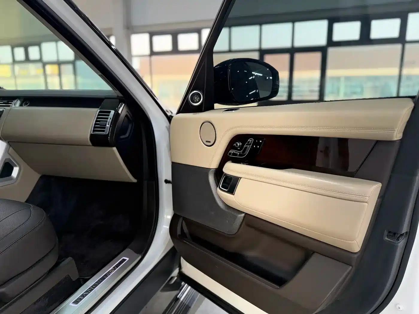 Range Rover 2022 3.0 L6 400PS Legendary Extended Classic Edition — миниатюра 17