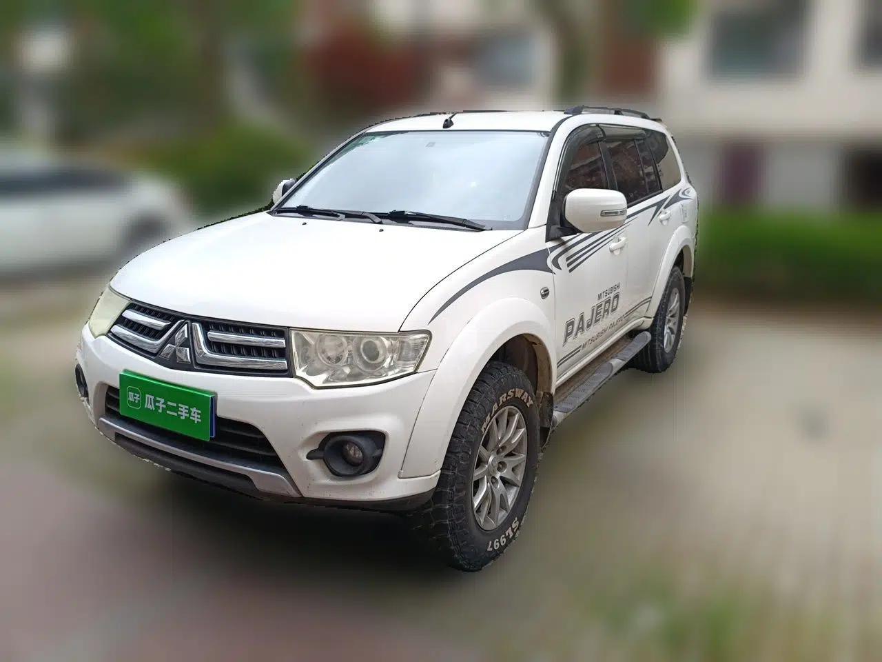 Mitsubishi Pajero Sport 2013 2.4L Manual Two-Wheel Drive Comfort Edition — миниатюра 1