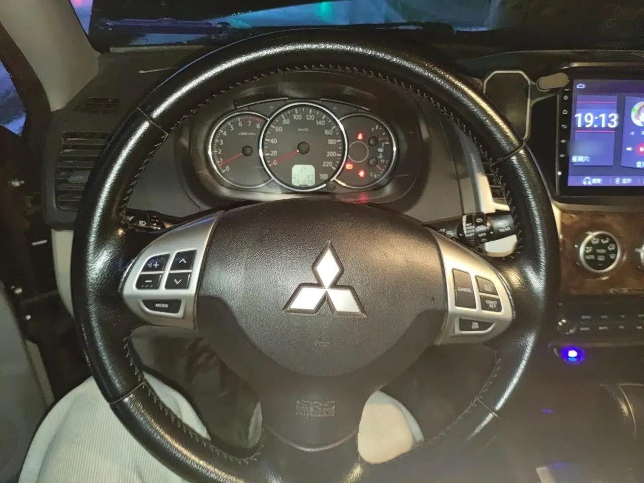 Mitsubishi Pajero Sport 2013 3.0L Automatic Two-Wheel Drive Luxury Edition — миниатюра 11