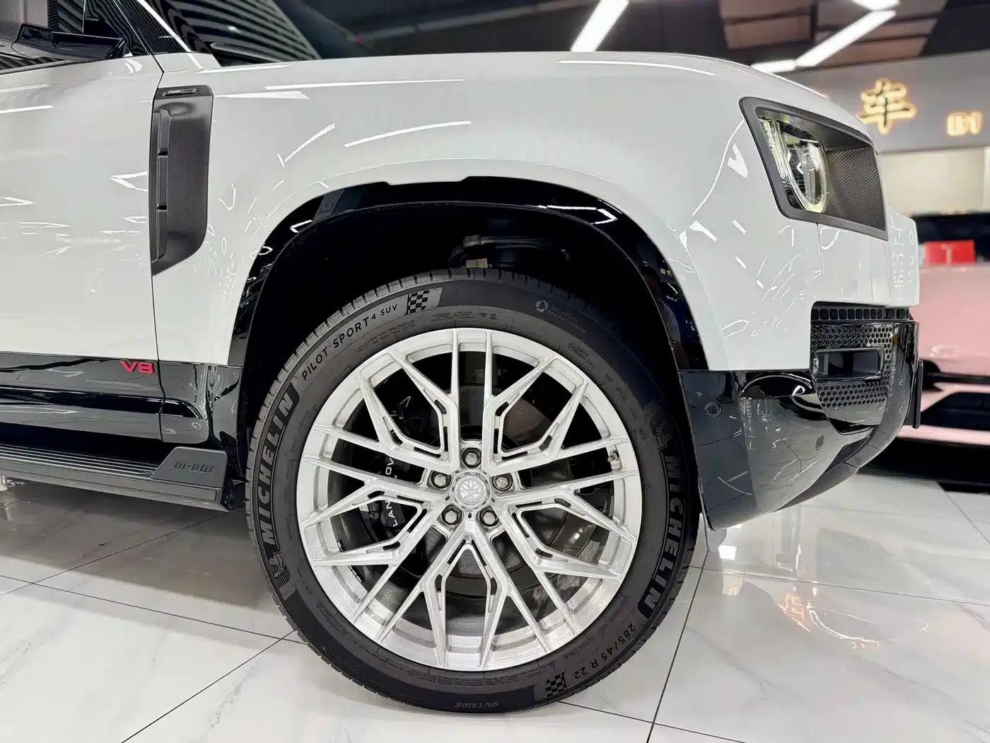 2025 Land Rover Defender 110 5.0T V8 — миниатюра 4