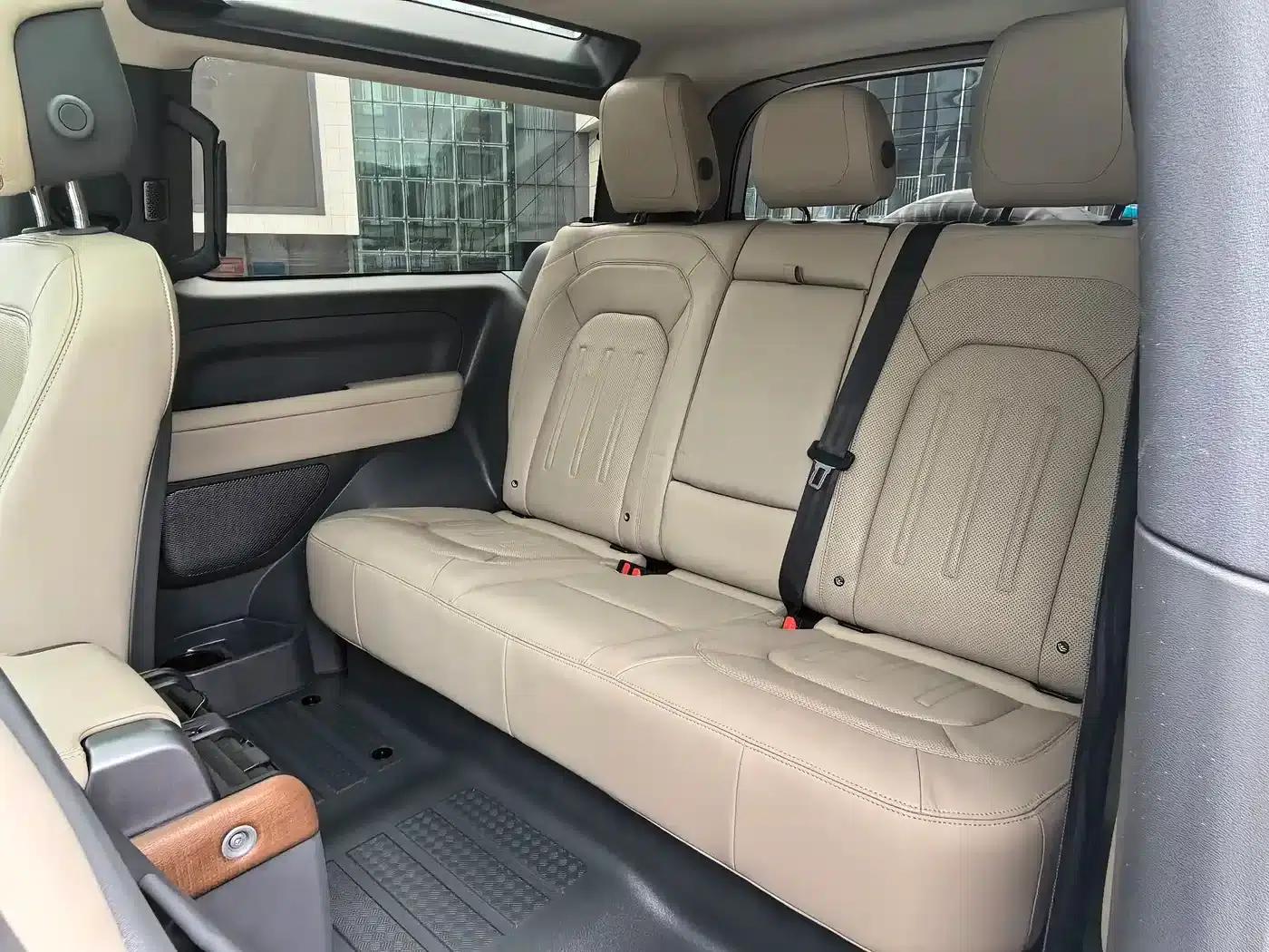 Land Rover Defender 2022 90 2.0T P300 Tiger Edition — миниатюра 11