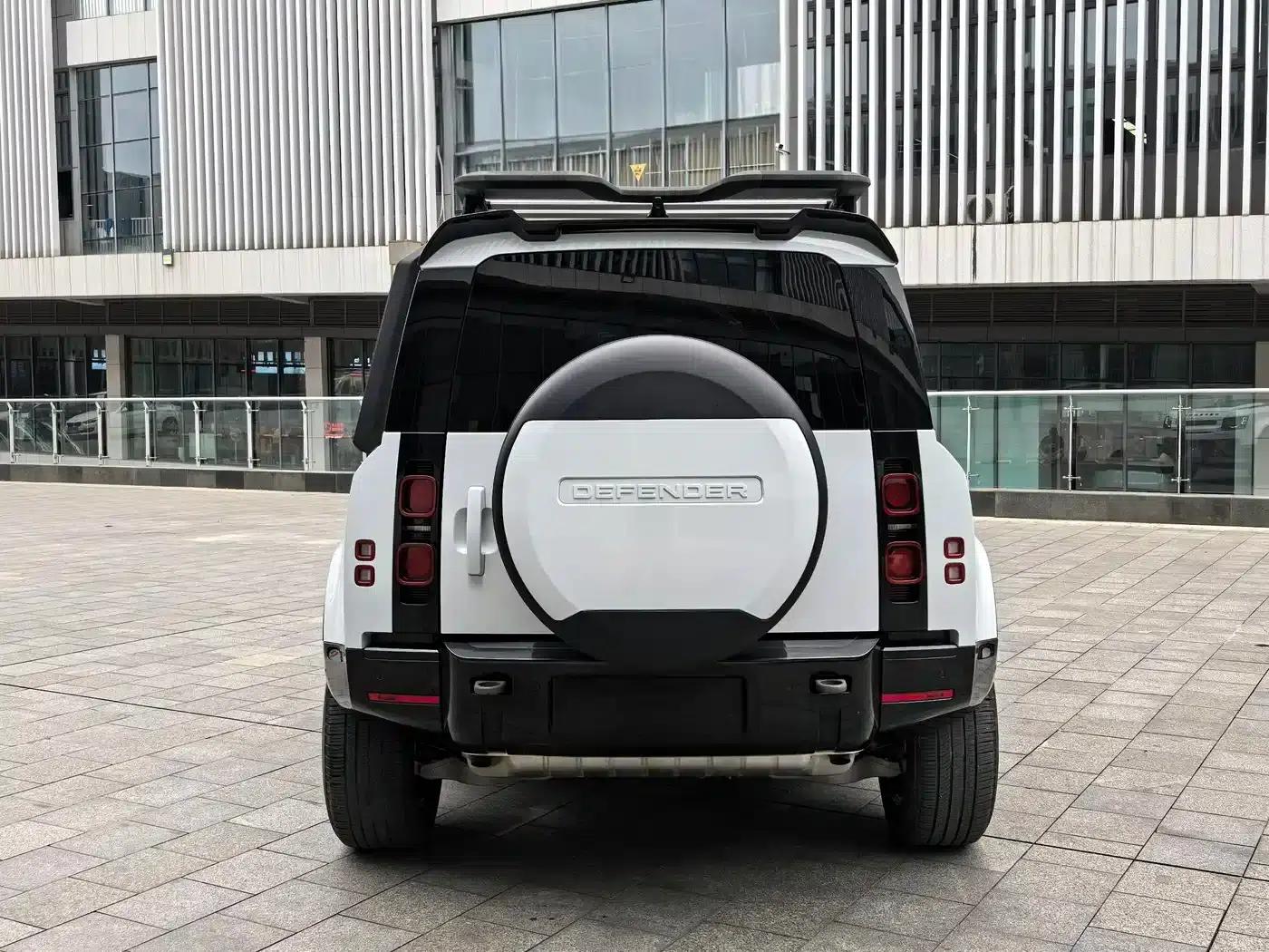 Land Rover Defender 2022 90 2.0T P300 Tiger Edition — миниатюра 16