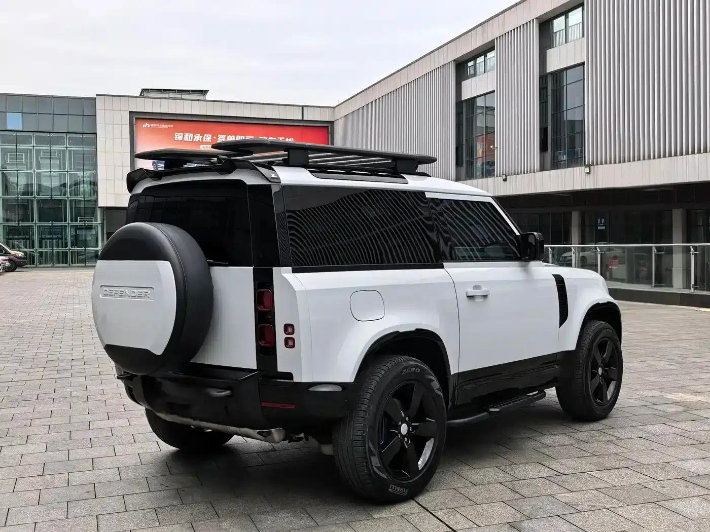Land Rover Defender 2022 90 2.0T P300 Tiger Edition — миниатюра 17