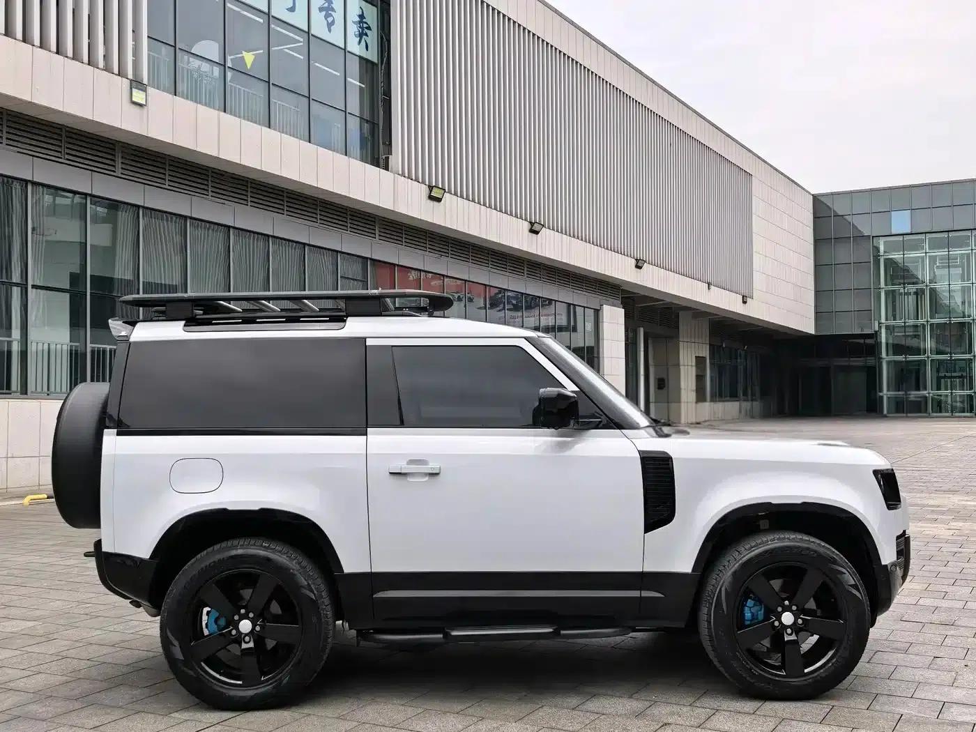 Land Rover Defender 2022 90 2.0T P300 Tiger Edition — миниатюра 18