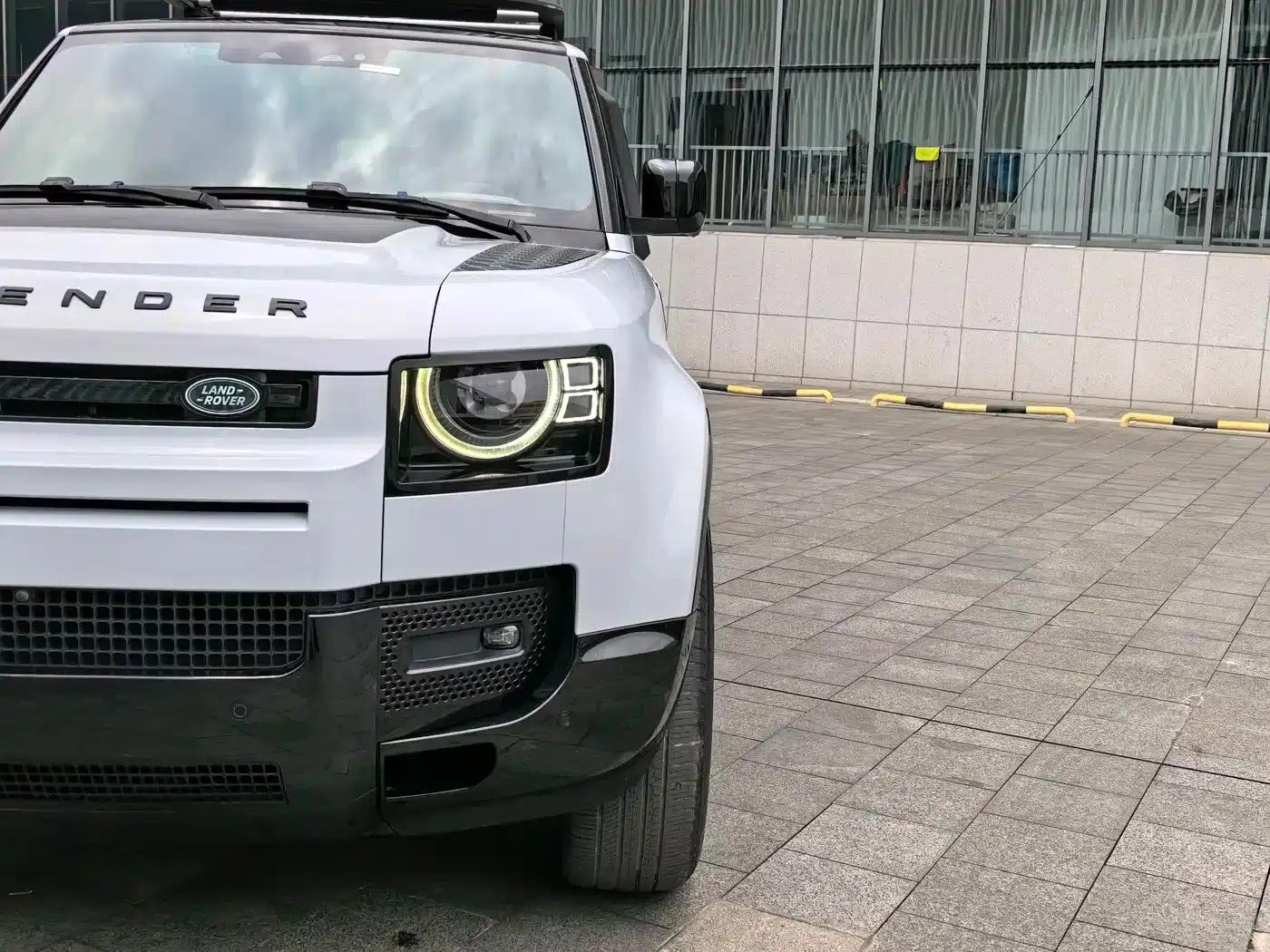 Land Rover Defender 2022 90 2.0T P300 Tiger Edition — миниатюра 19