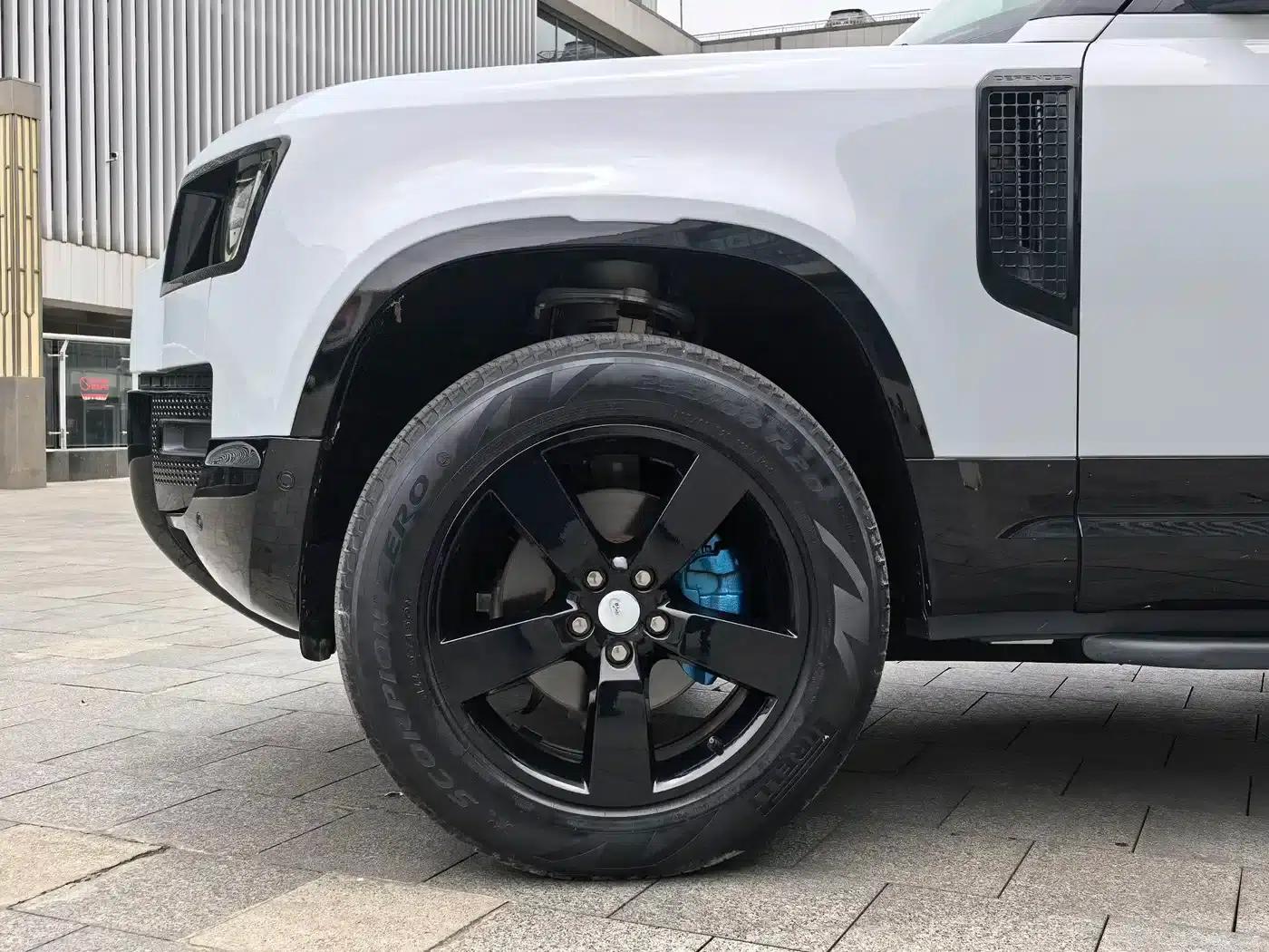 Land Rover Defender 2022 90 2.0T P300 Tiger Edition — миниатюра 20