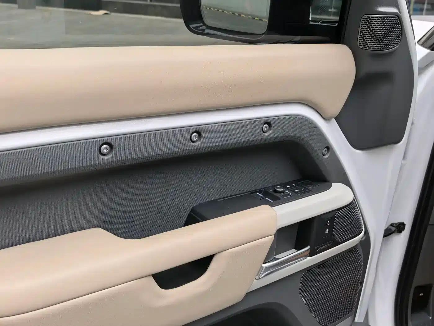Land Rover Defender 2022 90 2.0T P300 Tiger Edition — миниатюра 4