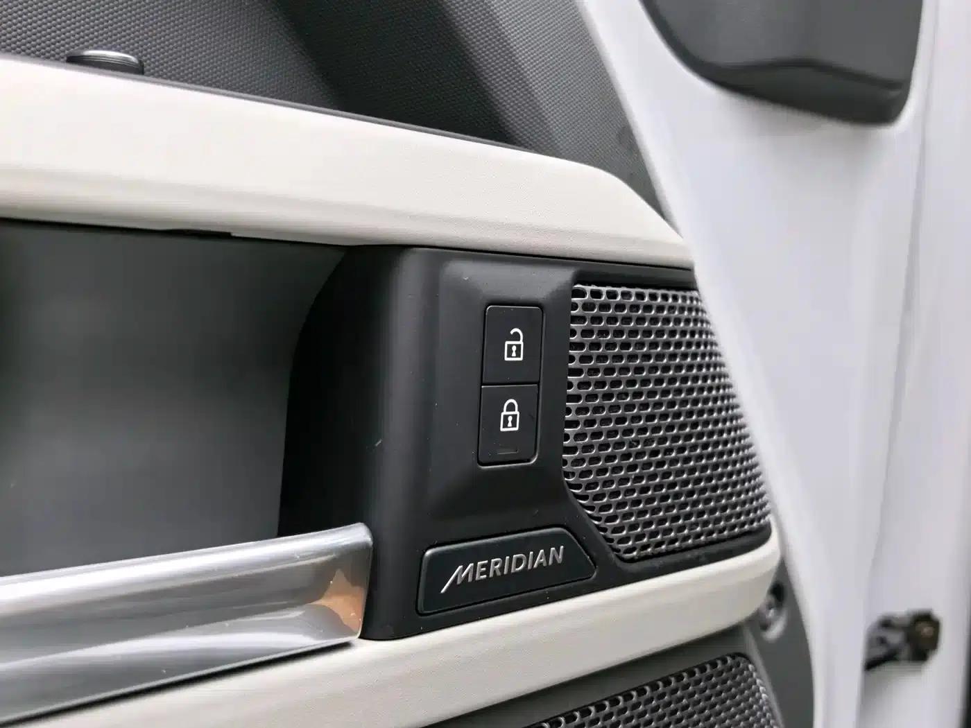 Land Rover Defender 2022 90 2.0T P300 Tiger Edition — миниатюра 5