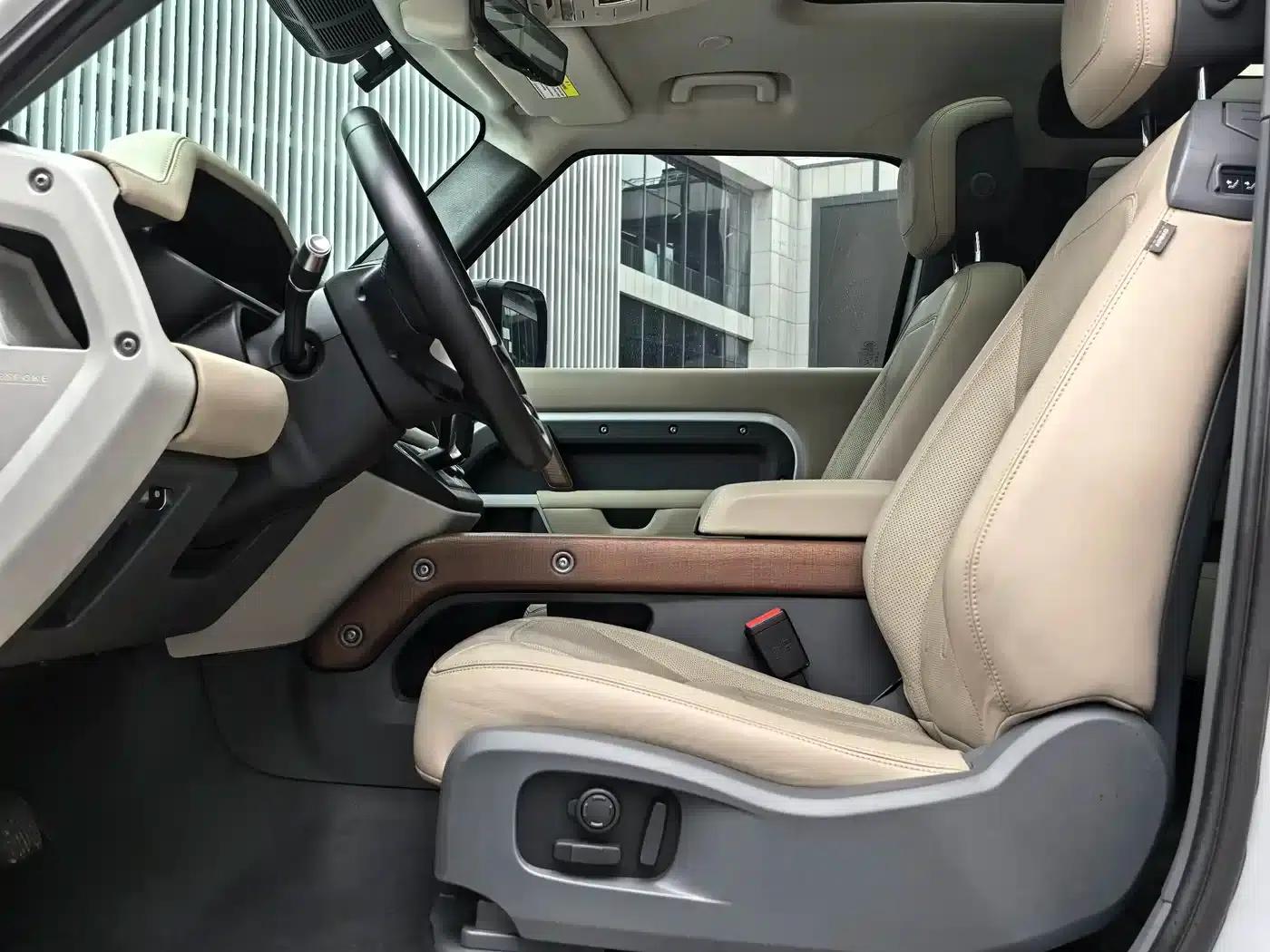 Land Rover Defender 2022 90 2.0T P300 Tiger Edition — миниатюра 6
