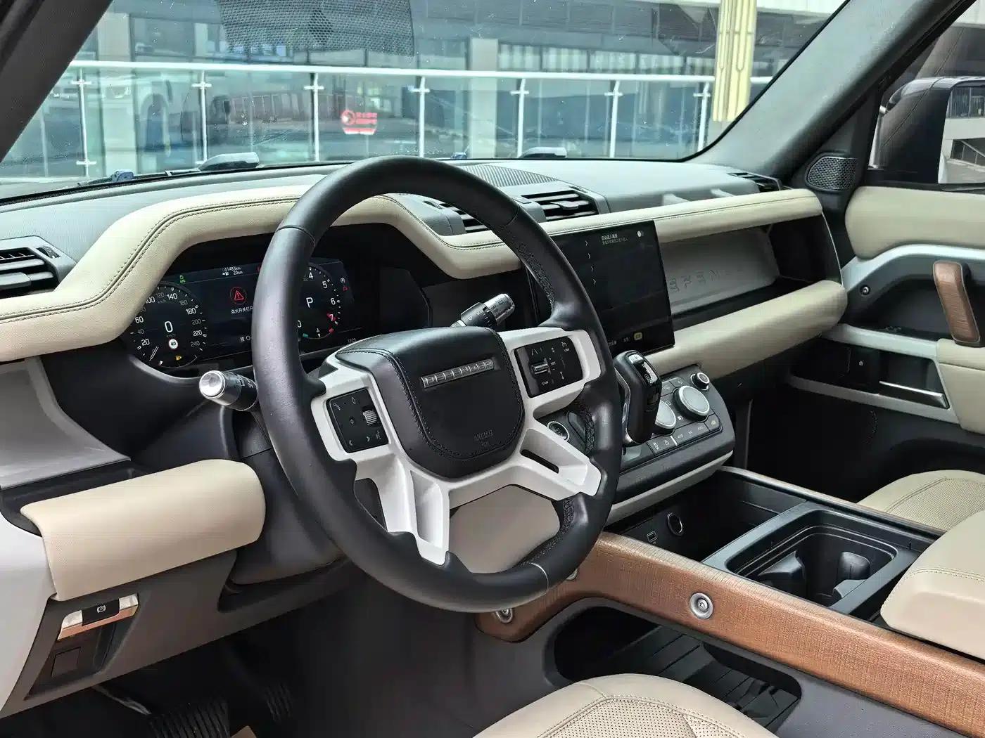 Land Rover Defender 2022 90 2.0T P300 Tiger Edition — миниатюра 7