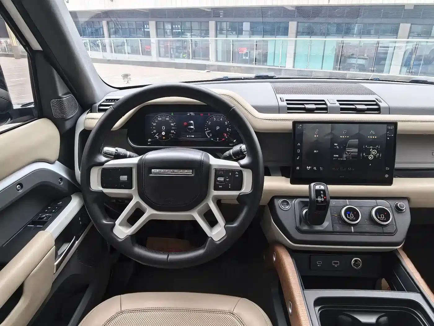 Land Rover Defender 2022 90 2.0T P300 Tiger Edition — миниатюра 8