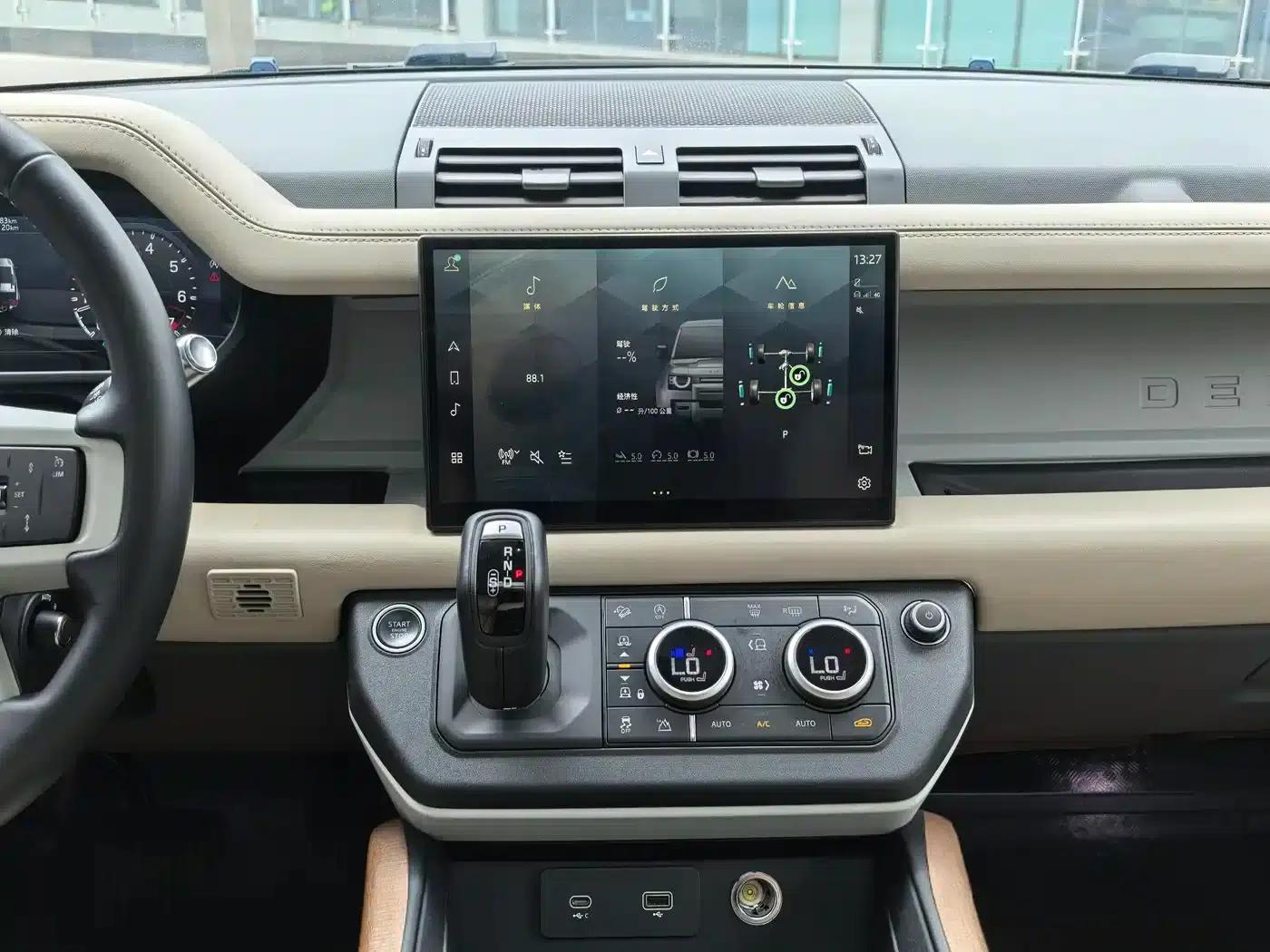 Land Rover Defender 2022 90 2.0T P300 Tiger Edition — миниатюра 9