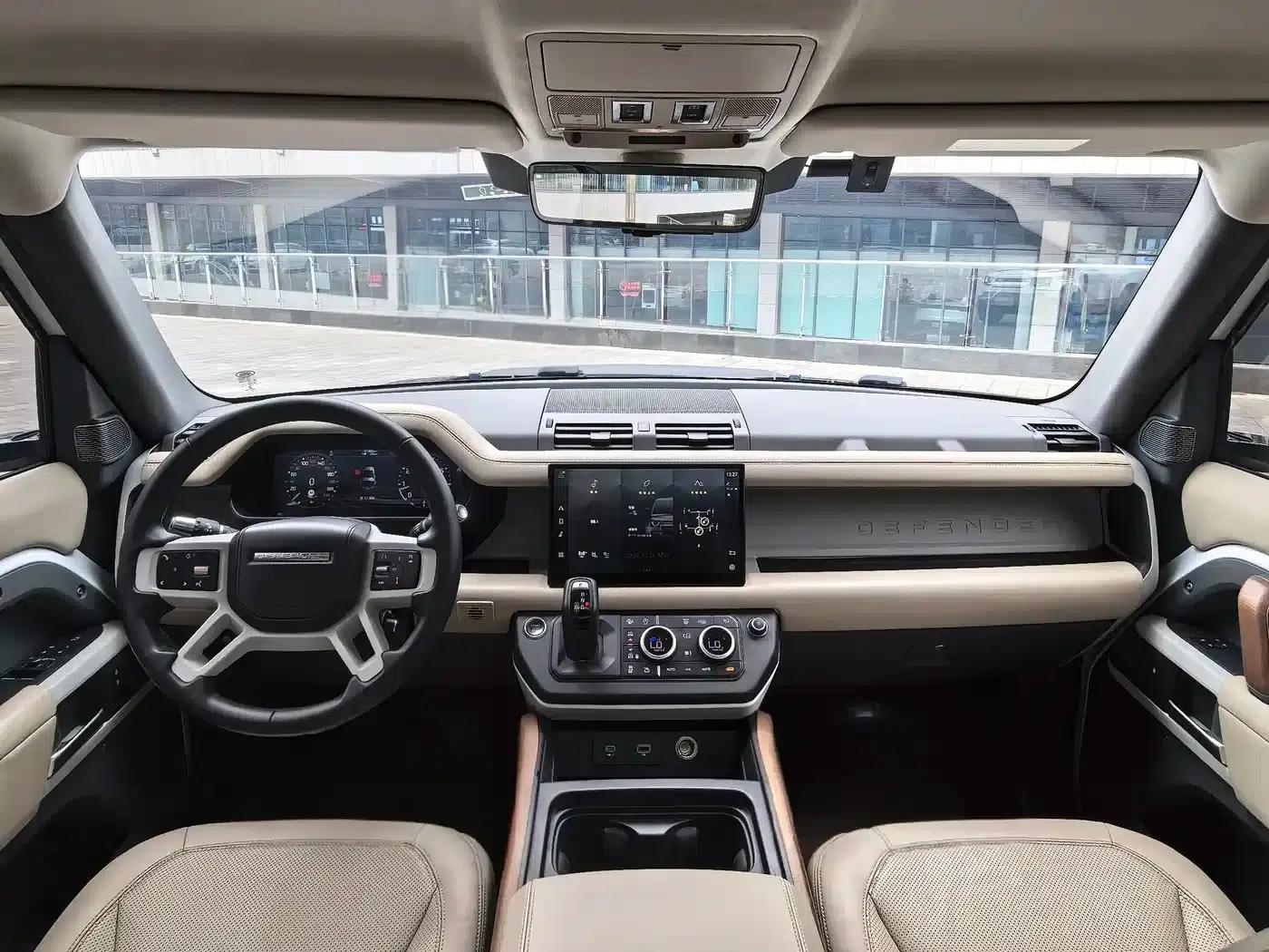 Land Rover Defender 2022 90 2.0T P300 Tiger Edition — миниатюра 10