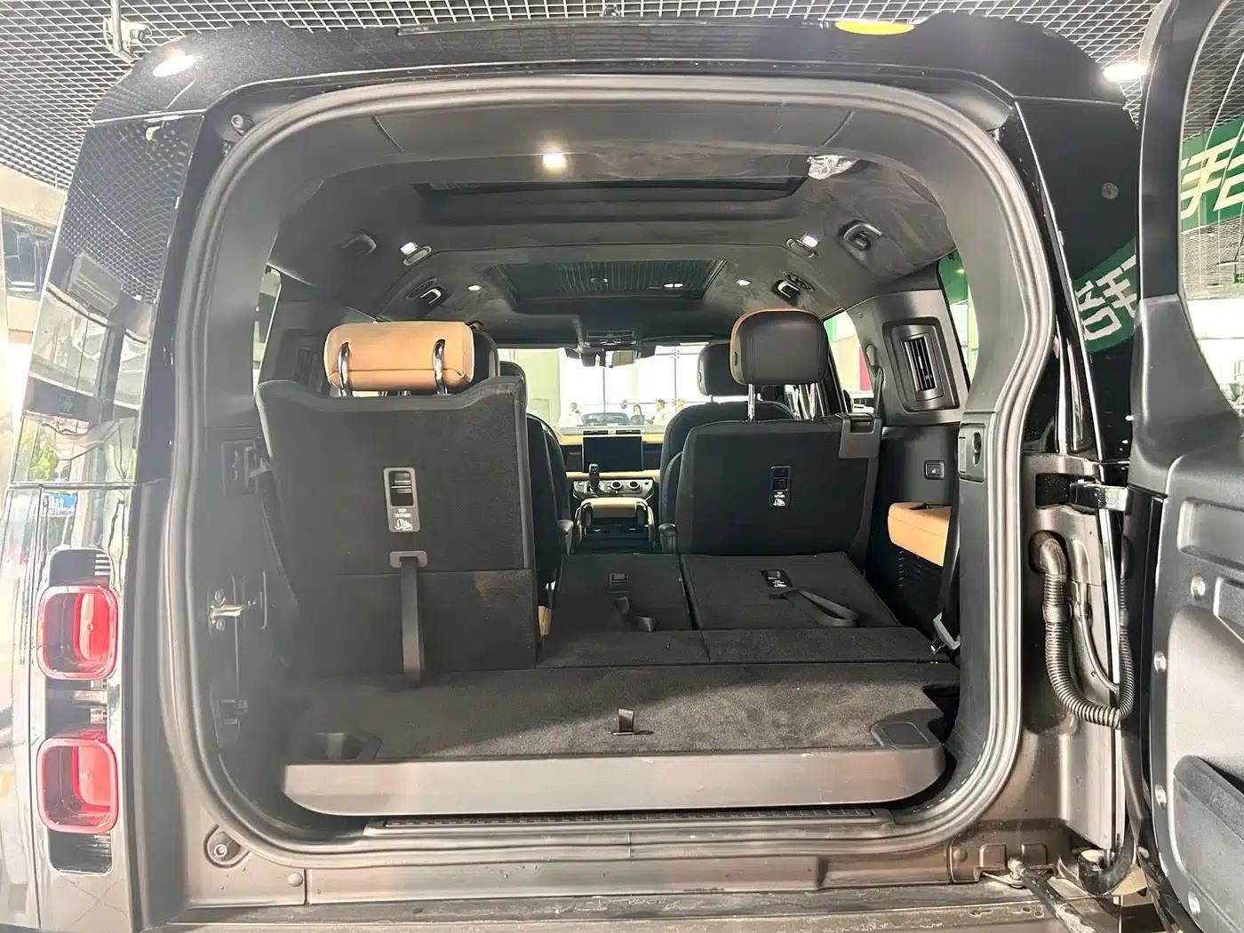 Land Rover Defender 2025 130 3.0T P400 7-Seat Luxury Edition — миниатюра 13