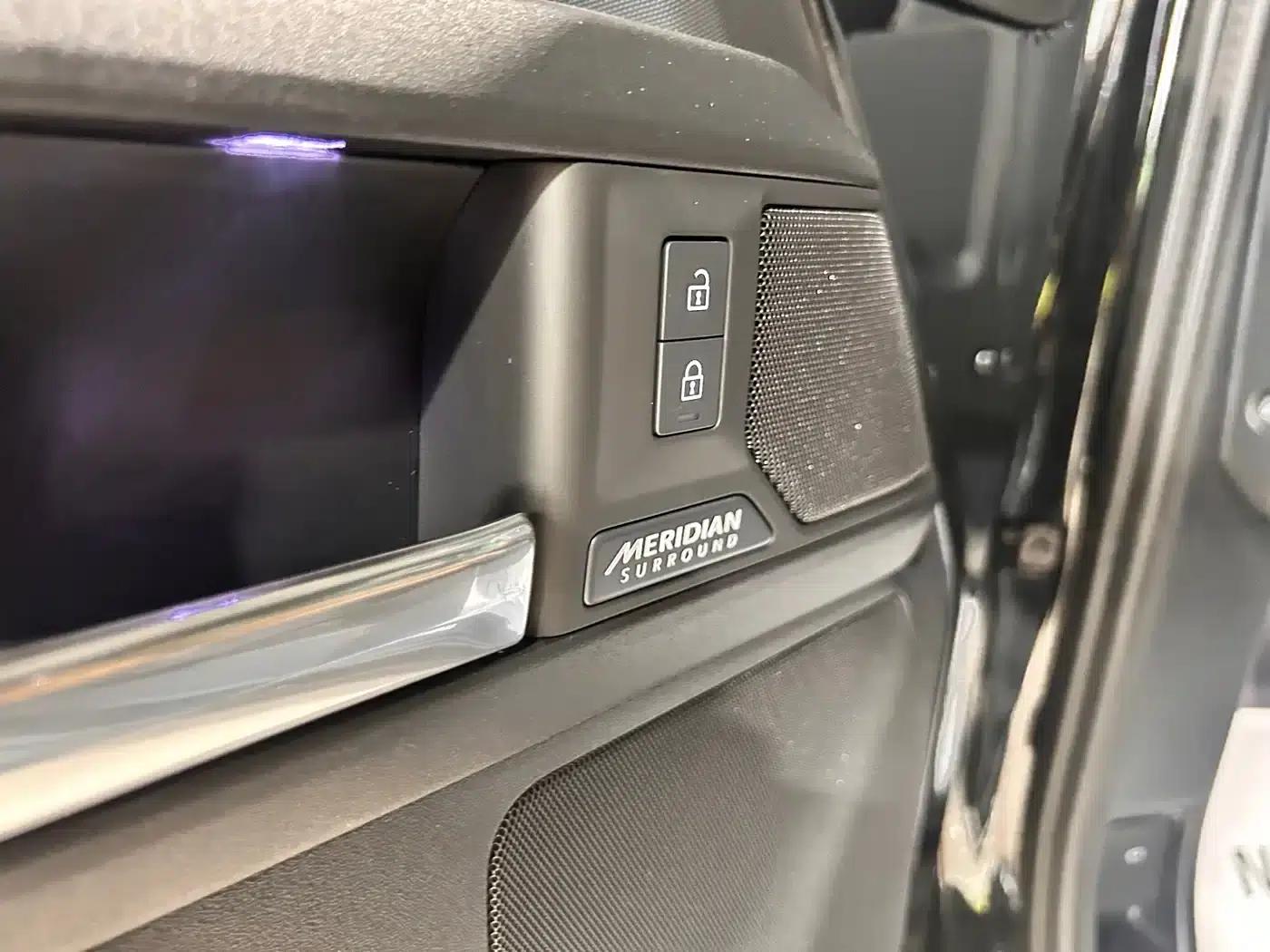 Land Rover Defender 2025 130 3.0T P400 7-Seat Luxury Edition — миниатюра 9