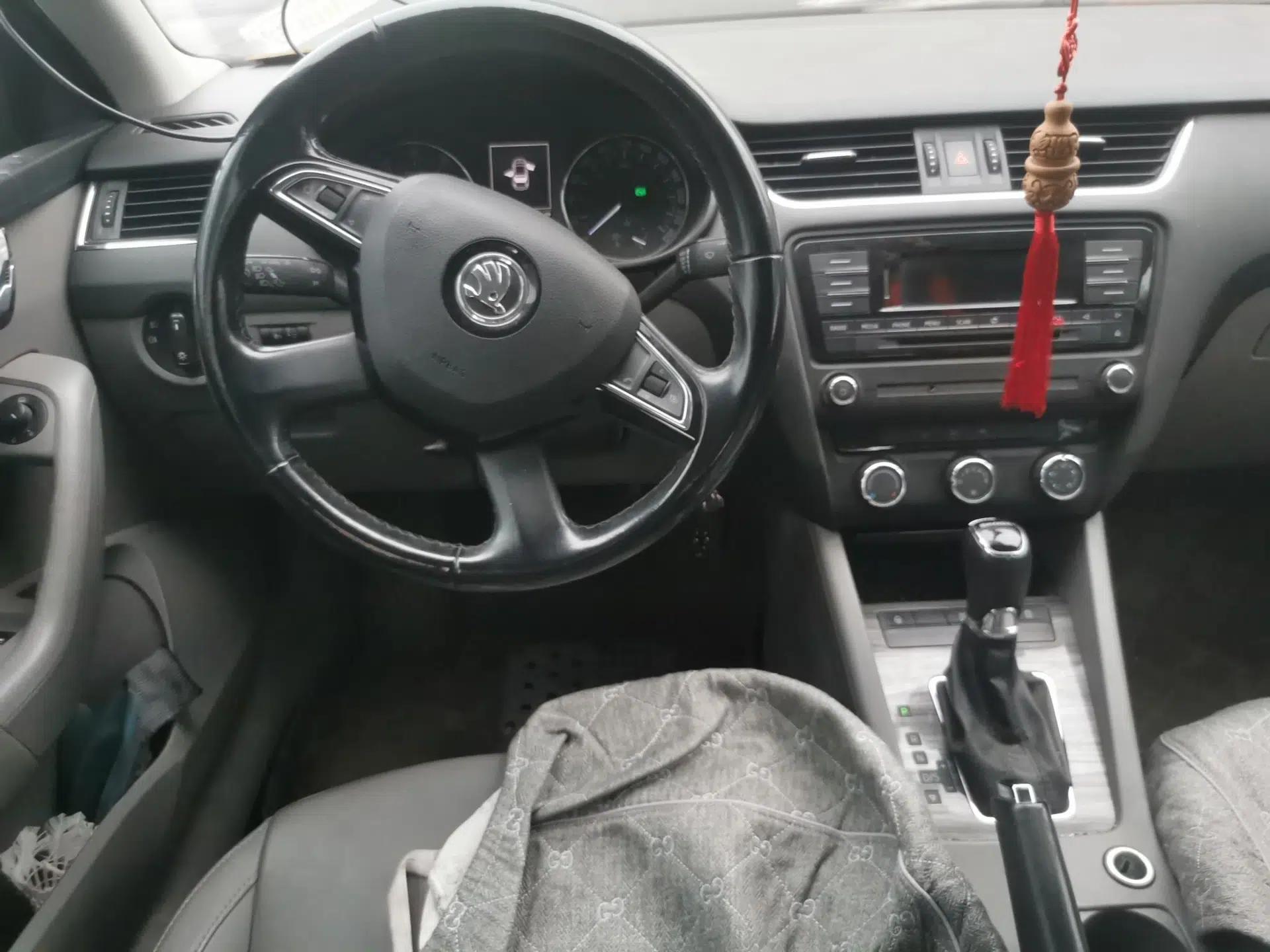 Skoda Octavia 2015 1.6L Automatic Yijie Edition — миниатюра 11