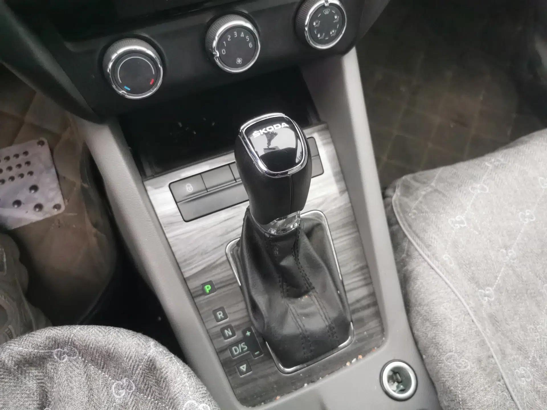 Skoda Octavia 2015 1.6L Automatic Yijie Edition — миниатюра 15