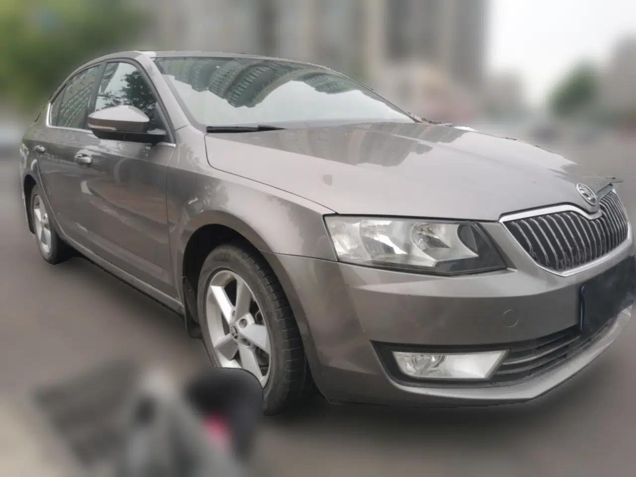 Skoda Octavia 2015 1.6L Automatic Yijie Edition — миниатюра 3