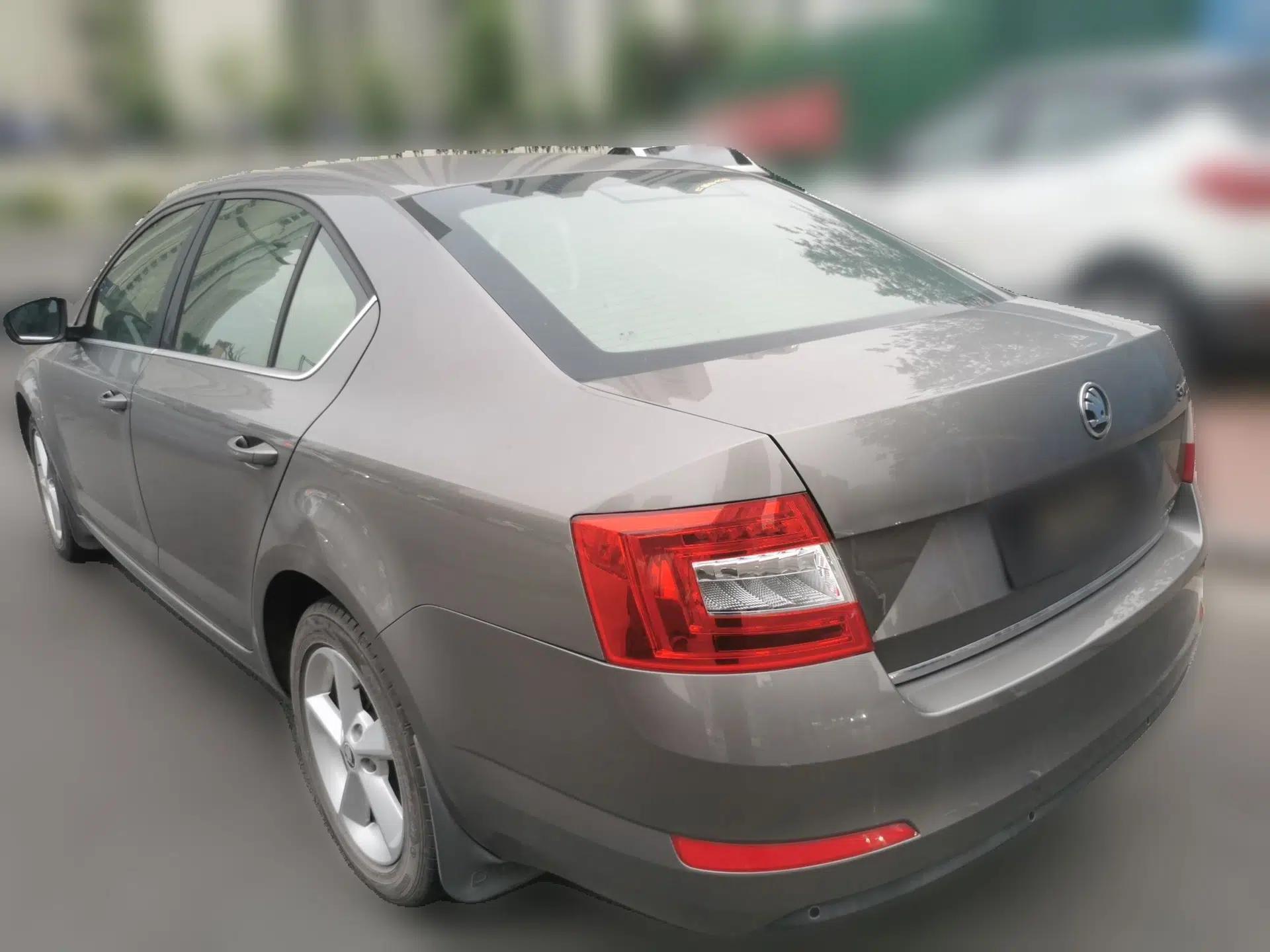 Skoda Octavia 2015 1.6L Automatic Yijie Edition — миниатюра 4