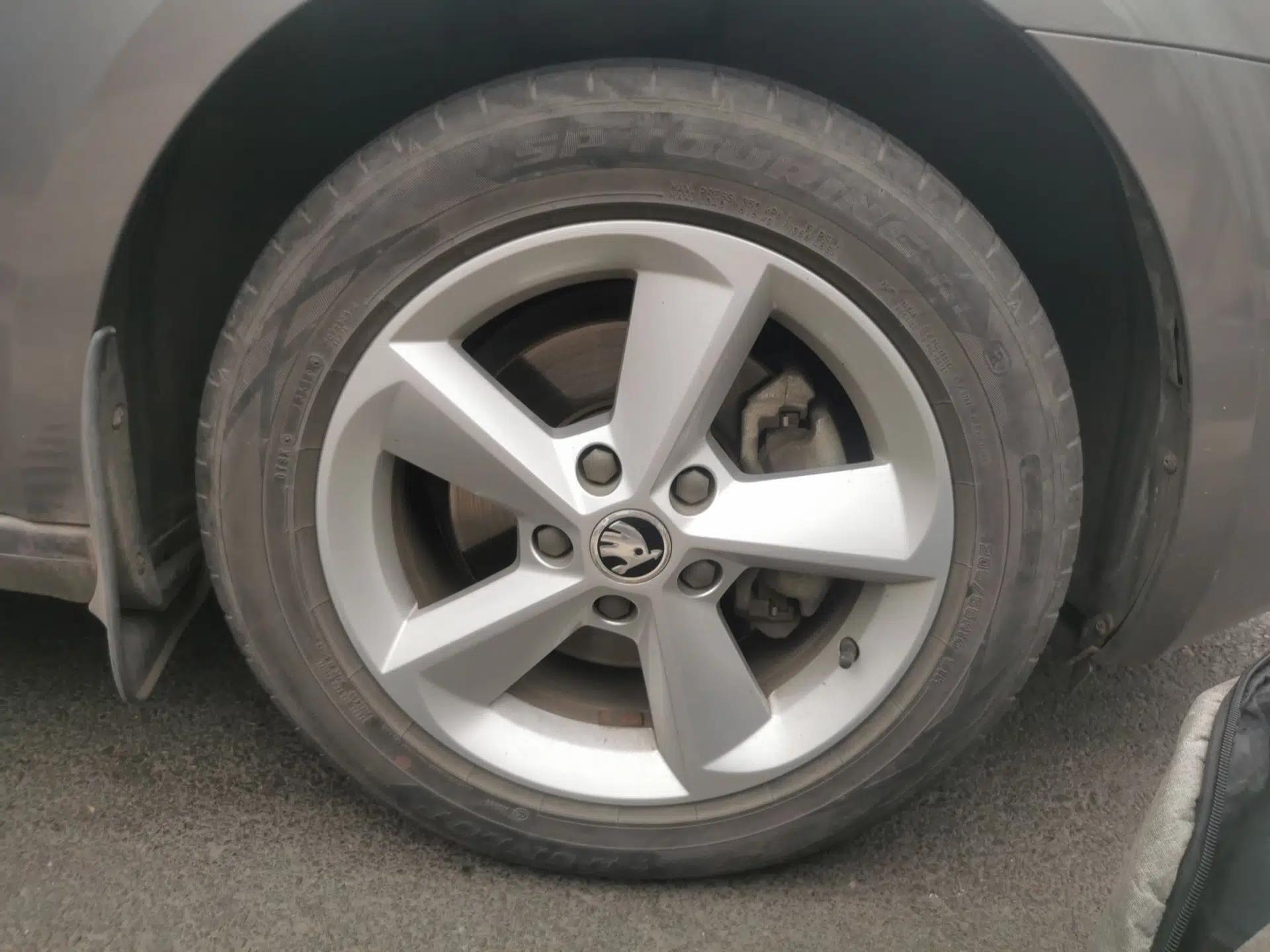 Skoda Octavia 2015 1.6L Automatic Yijie Edition — миниатюра 8