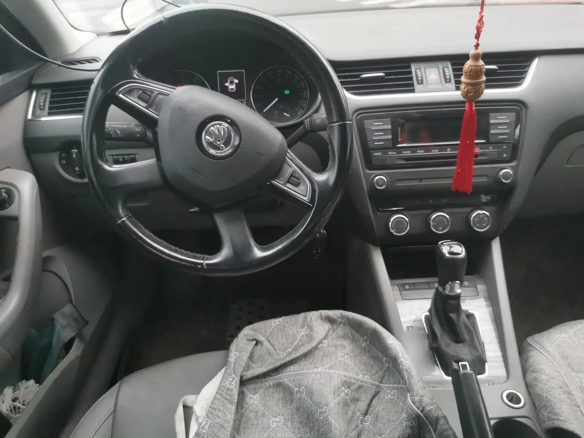 Skoda Octavia 2015 1.6L Automatic Yijie Edition — миниатюра 10