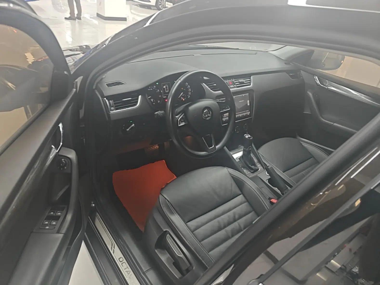 Skoda Octavia 2017 1.6L Automatic Smart Drive Edition — миниатюра 19