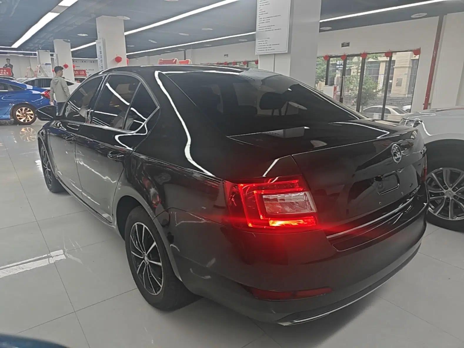 Skoda Octavia 2017 1.6L Automatic Smart Drive Edition — миниатюра 4