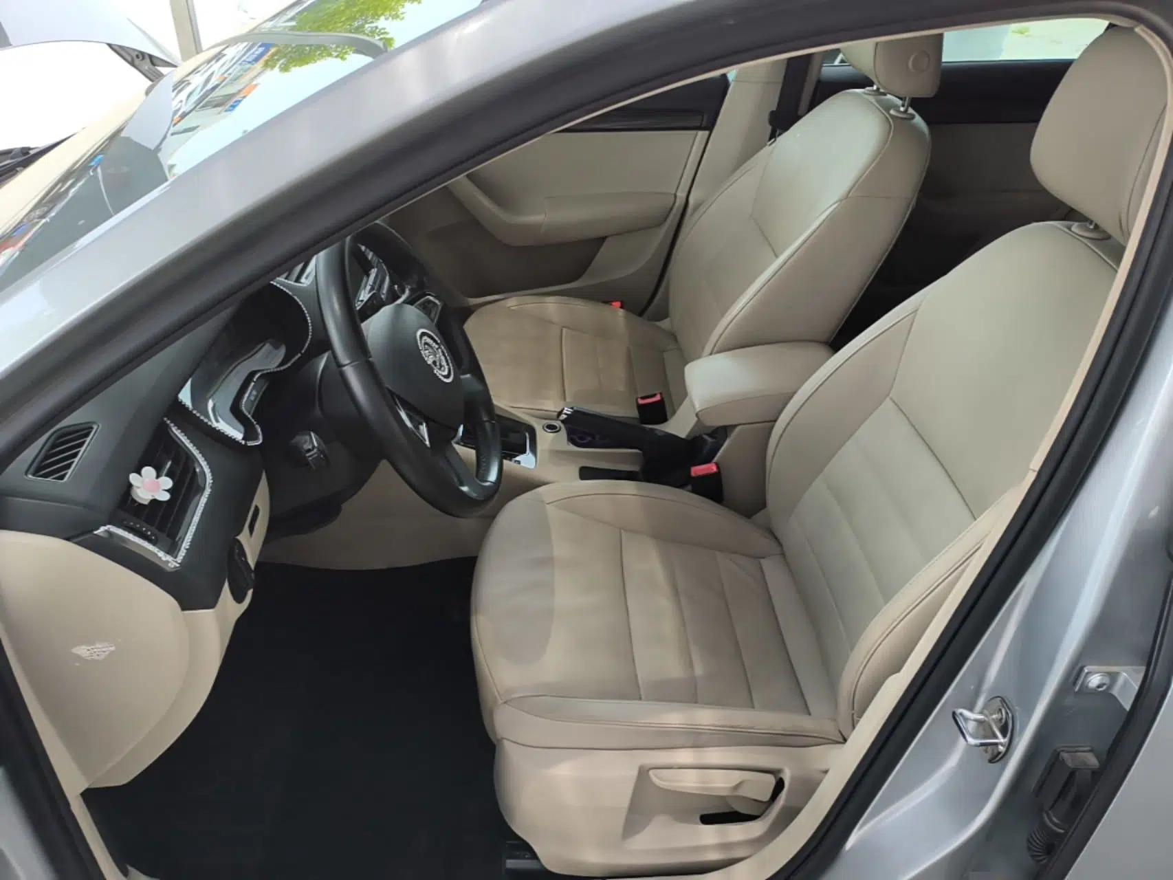 Skoda Octavia 2015 1.6L Automatic Yijun Edition — миниатюра 18