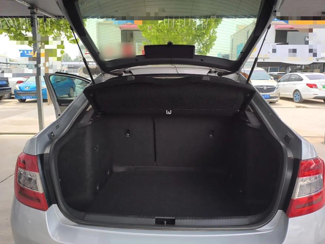 Skoda Octavia 2015 1.6L Automatic Yijun Edition — миниатюра 22