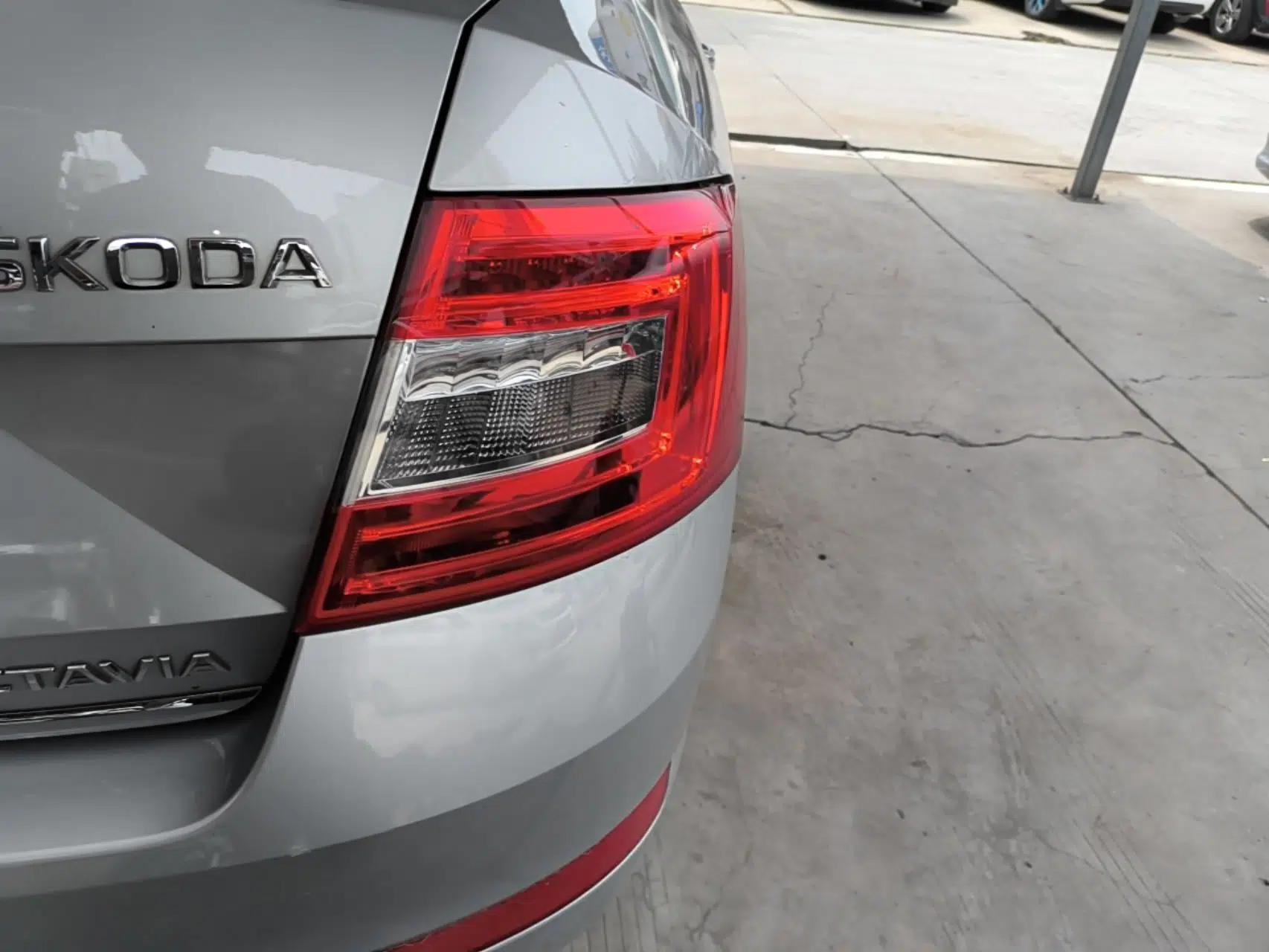 Skoda Octavia 2015 1.6L Automatic Yijun Edition — миниатюра 7