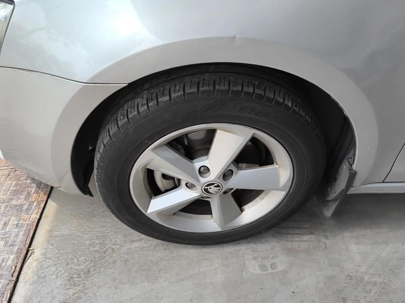 Skoda Octavia 2015 1.6L Automatic Yijun Edition — миниатюра 8