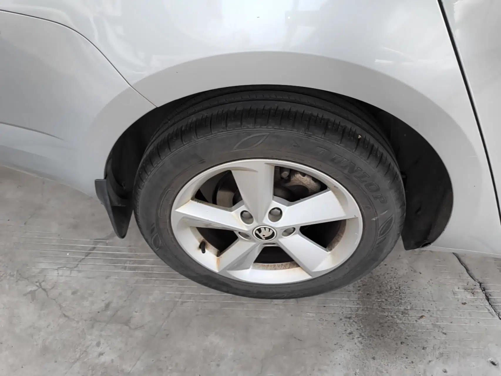 Skoda Octavia 2015 1.6L Automatic Yijun Edition — миниатюра 10