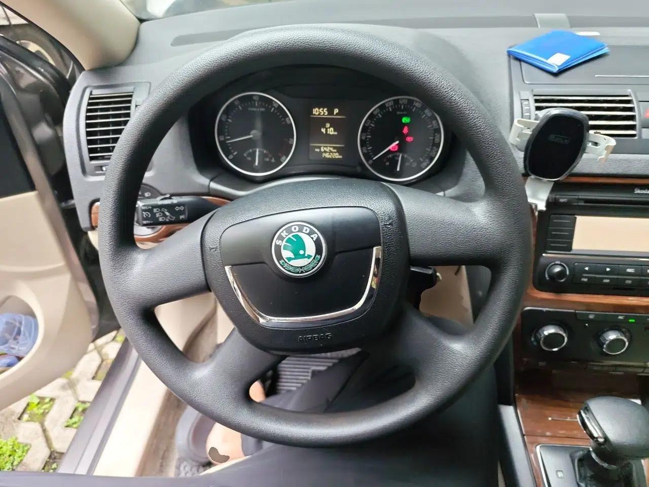 Skoda Octavia 2010 1.6L Automatic Yijun Edition — миниатюра 11
