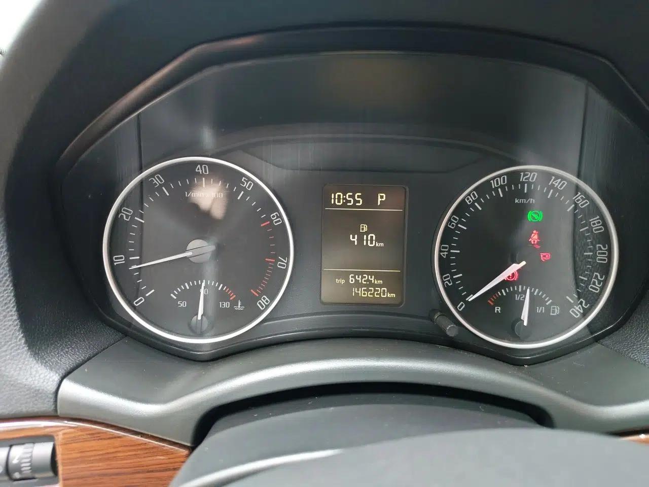 Skoda Octavia 2010 1.6L Automatic Yijun Edition — миниатюра 12