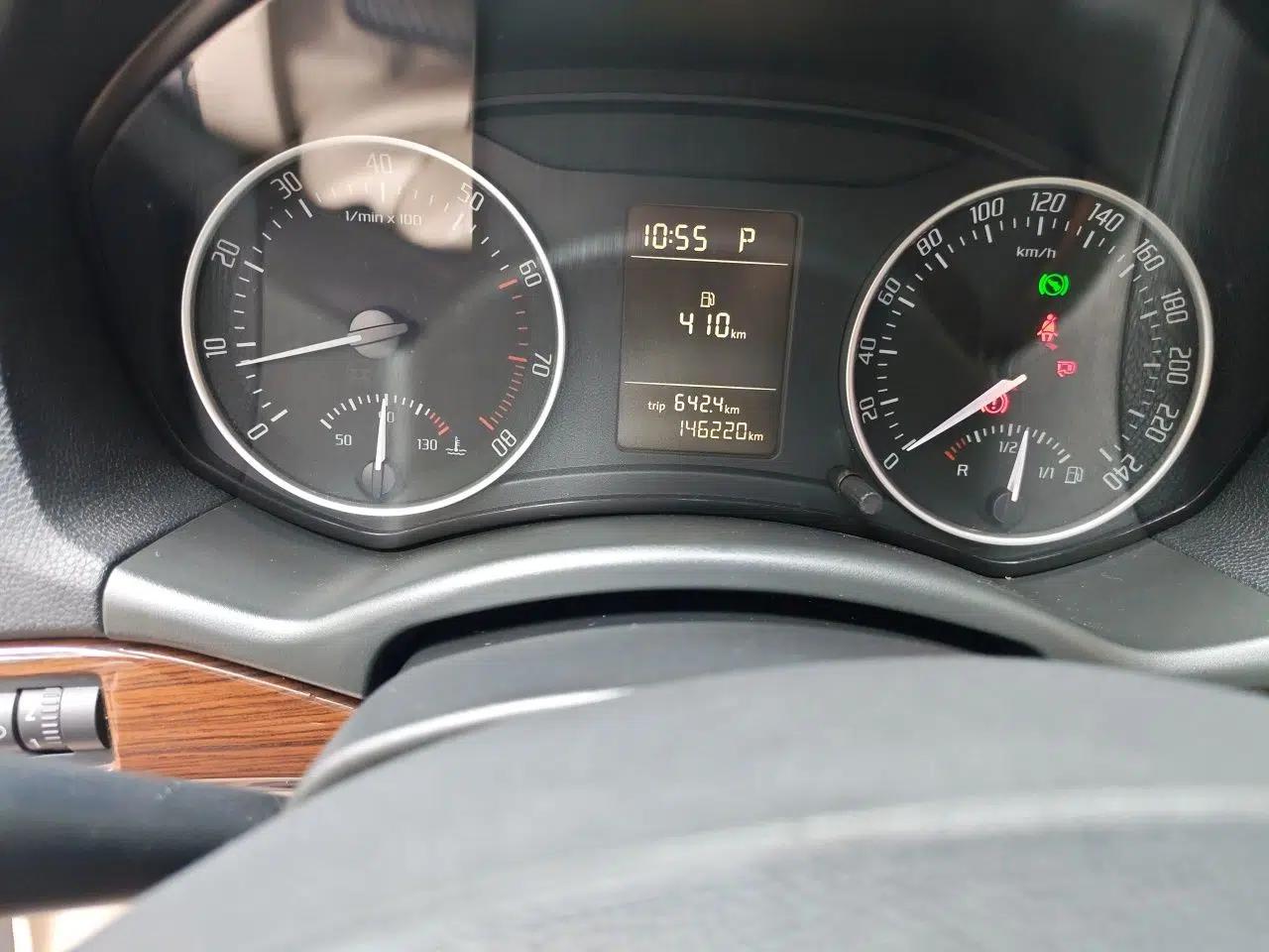 Skoda Octavia 2010 1.6L Automatic Yijun Edition — миниатюра 13