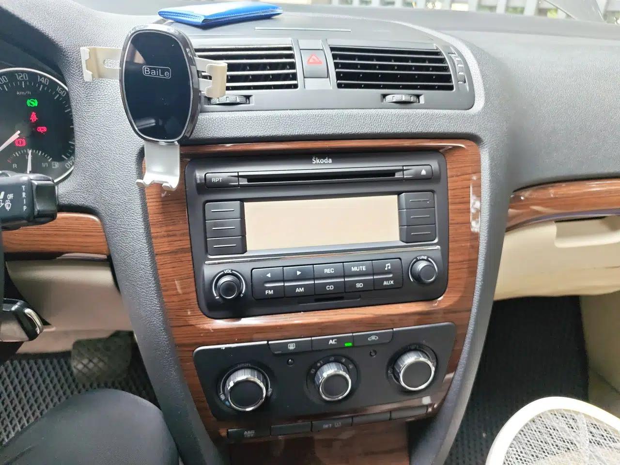 Skoda Octavia 2010 1.6L Automatic Yijun Edition — миниатюра 14