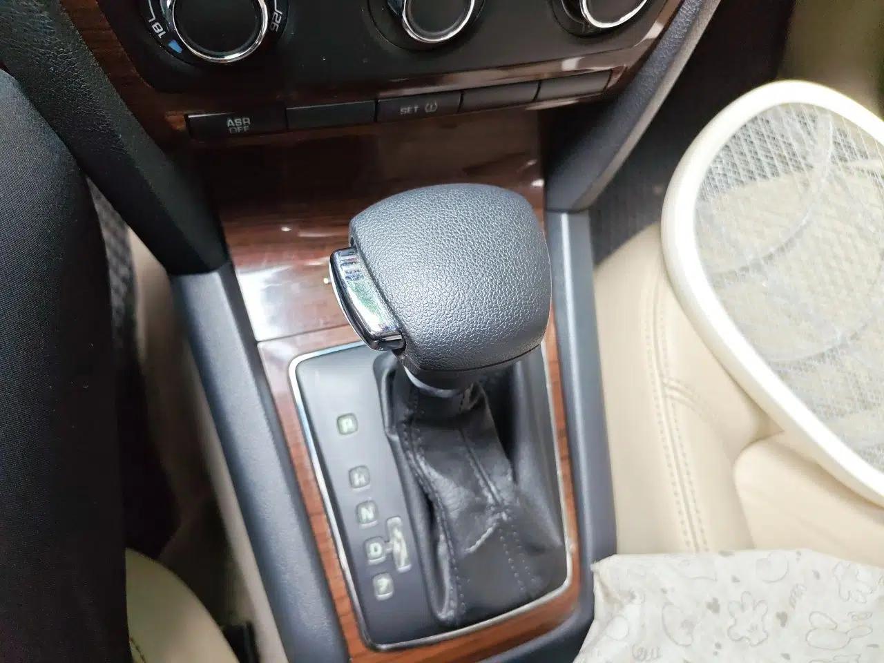 Skoda Octavia 2010 1.6L Automatic Yijun Edition — миниатюра 15