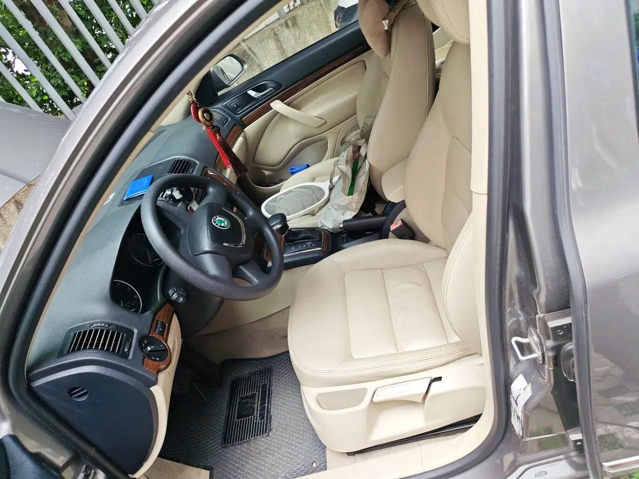 Skoda Octavia 2010 1.6L Automatic Yijun Edition — миниатюра 16