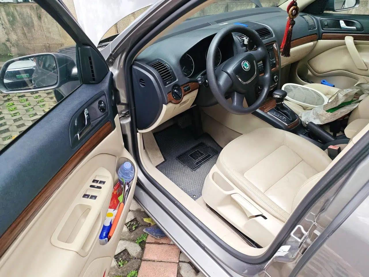 Skoda Octavia 2010 1.6L Automatic Yijun Edition — миниатюра 17