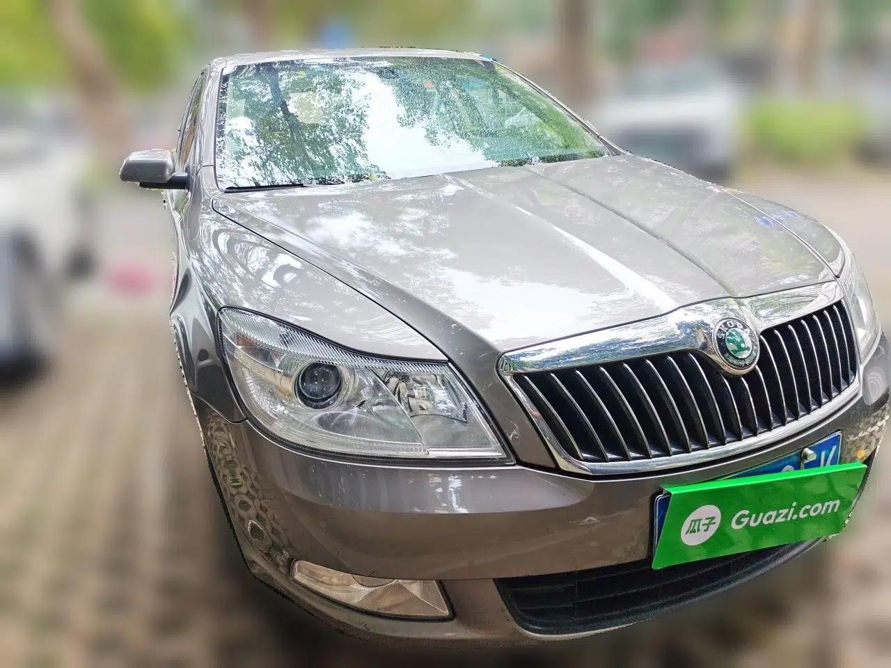 Skoda Octavia 2010 1.6L Automatic Yijun Edition — миниатюра 3
