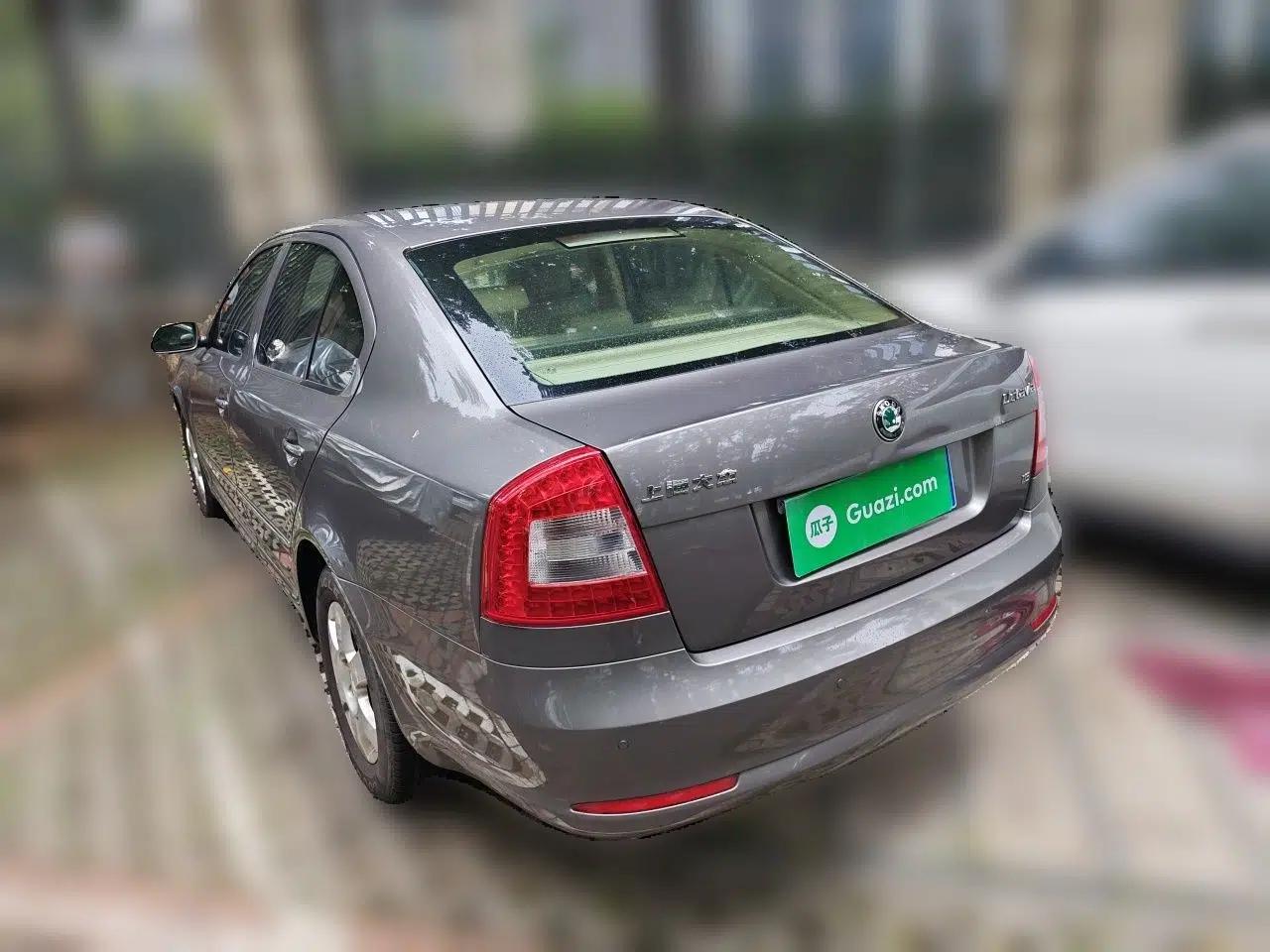 Skoda Octavia 2010 1.6L Automatic Yijun Edition — миниатюра 4