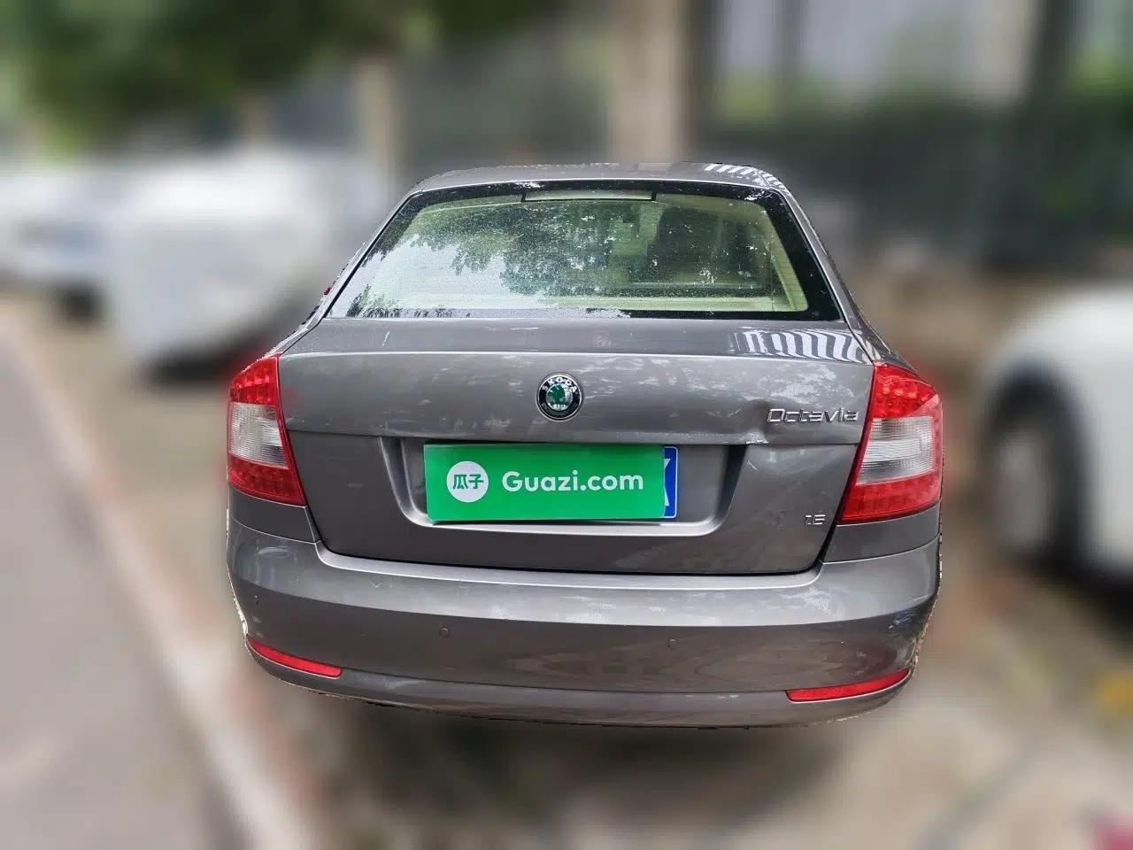 Skoda Octavia 2010 1.6L Automatic Yijun Edition — миниатюра 5
