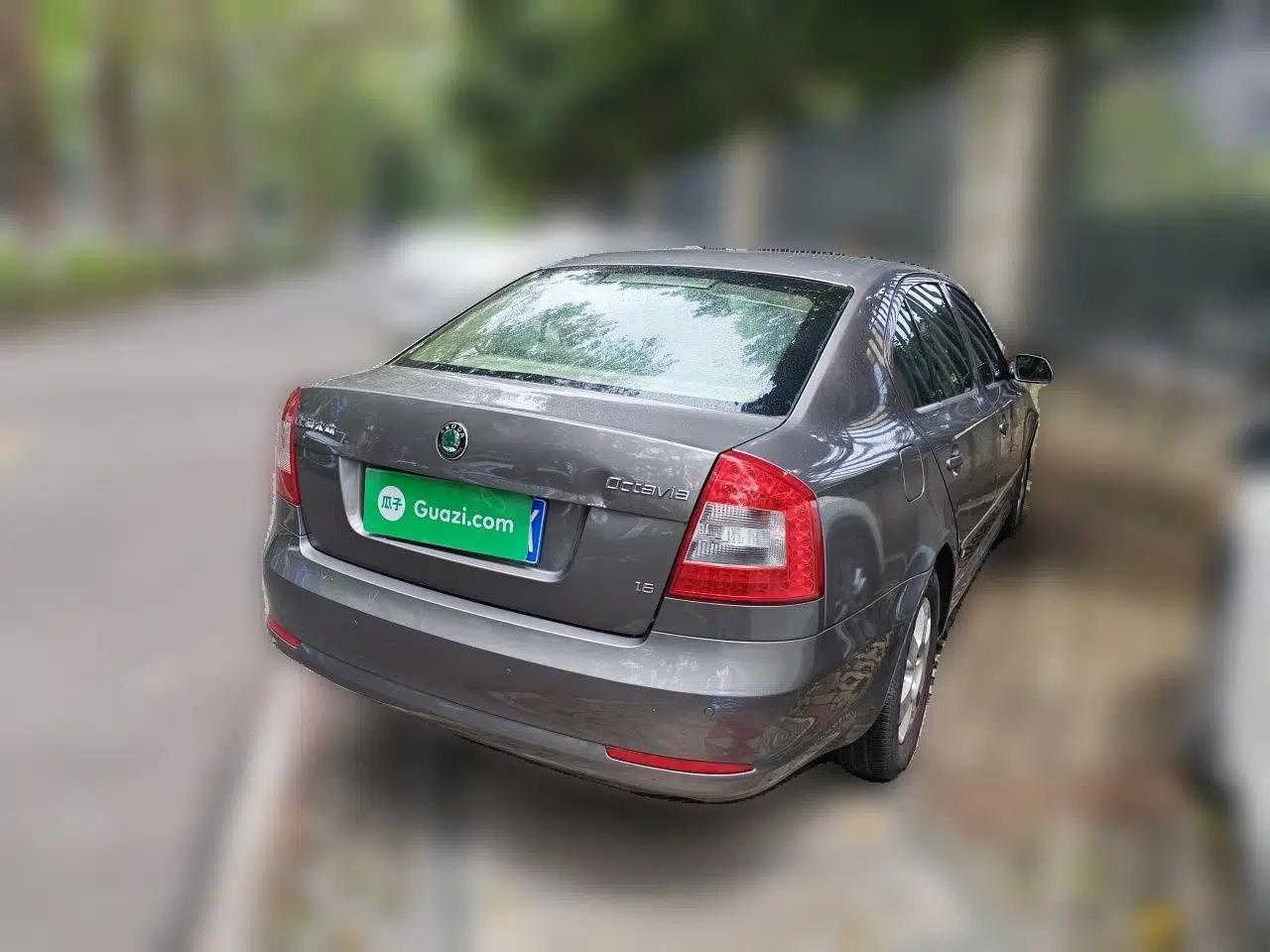 Skoda Octavia 2010 1.6L Automatic Yijun Edition — миниатюра 6