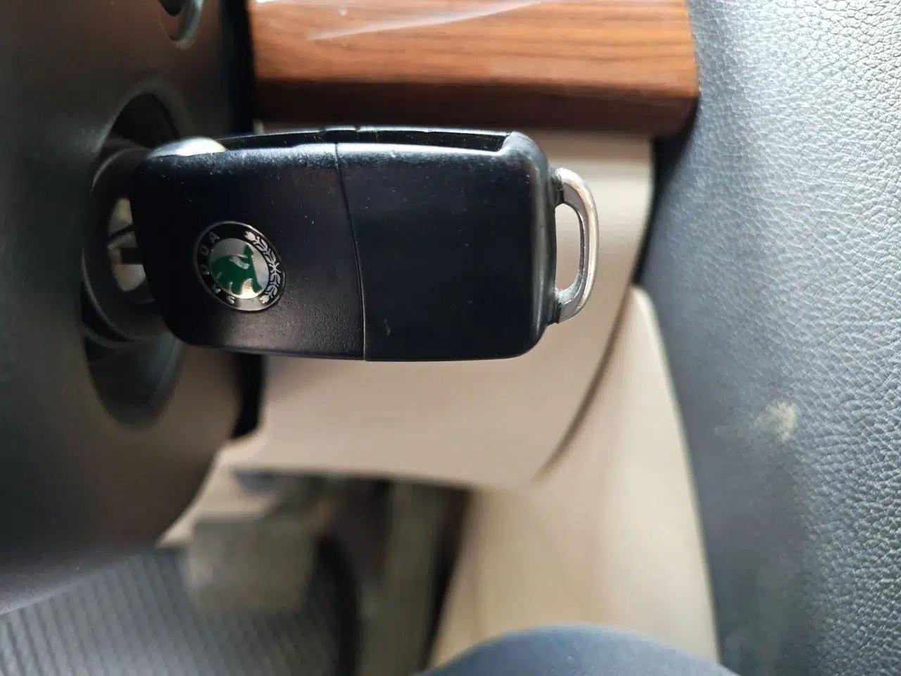 Skoda Octavia 2010 1.6L Automatic Yijun Edition — миниатюра 9