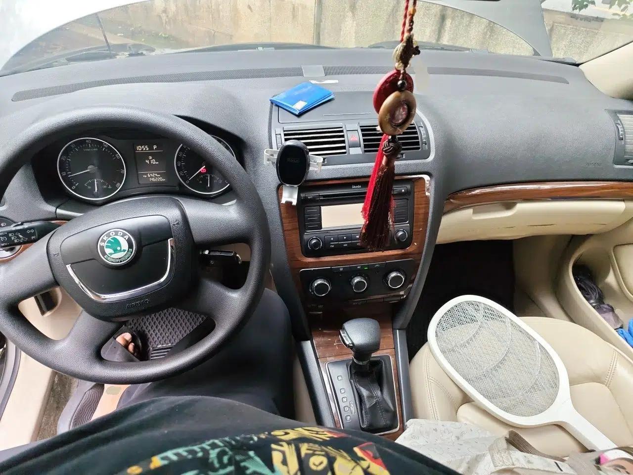 Skoda Octavia 2010 1.6L Automatic Yijun Edition — миниатюра 10