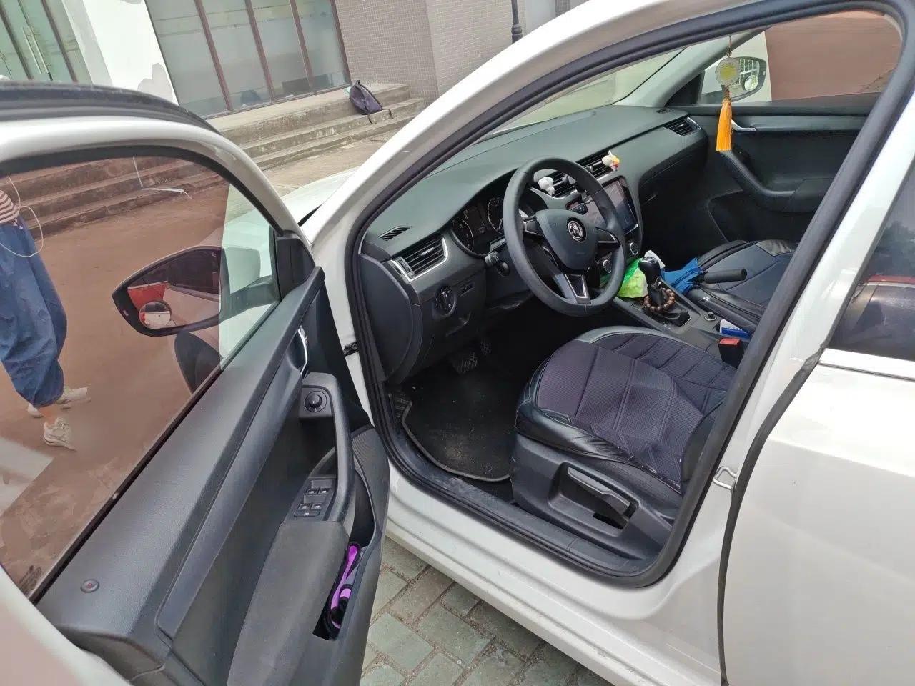 Skoda Octavia 2017 Classic Model 1.6L Automatic Comfort Edition — миниатюра 19