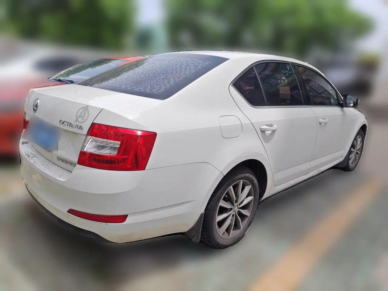 Skoda Octavia 2017 Classic Model 1.6L Automatic Comfort Edition — миниатюра 6