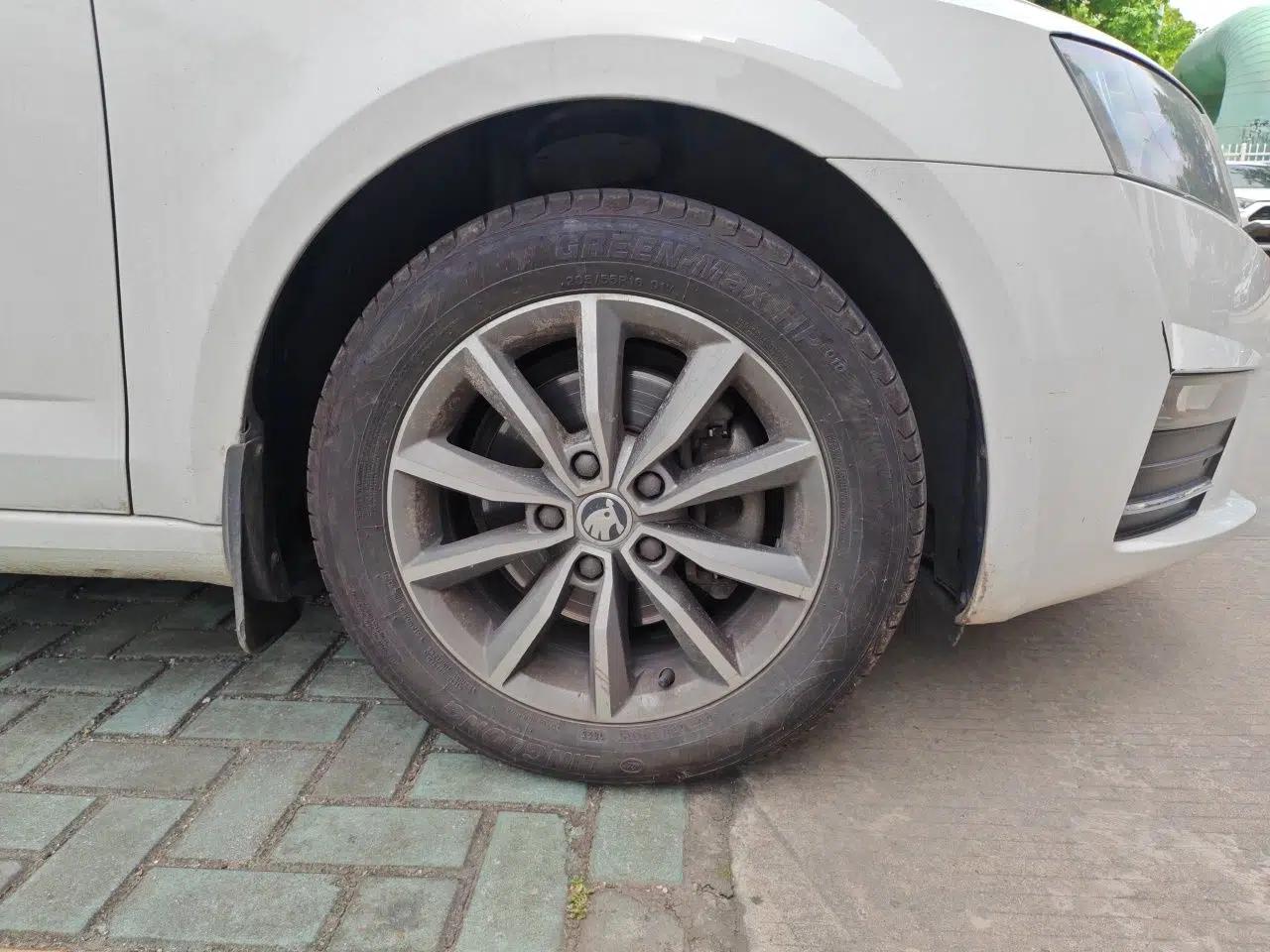 Skoda Octavia 2017 Classic Model 1.6L Automatic Comfort Edition — миниатюра 8