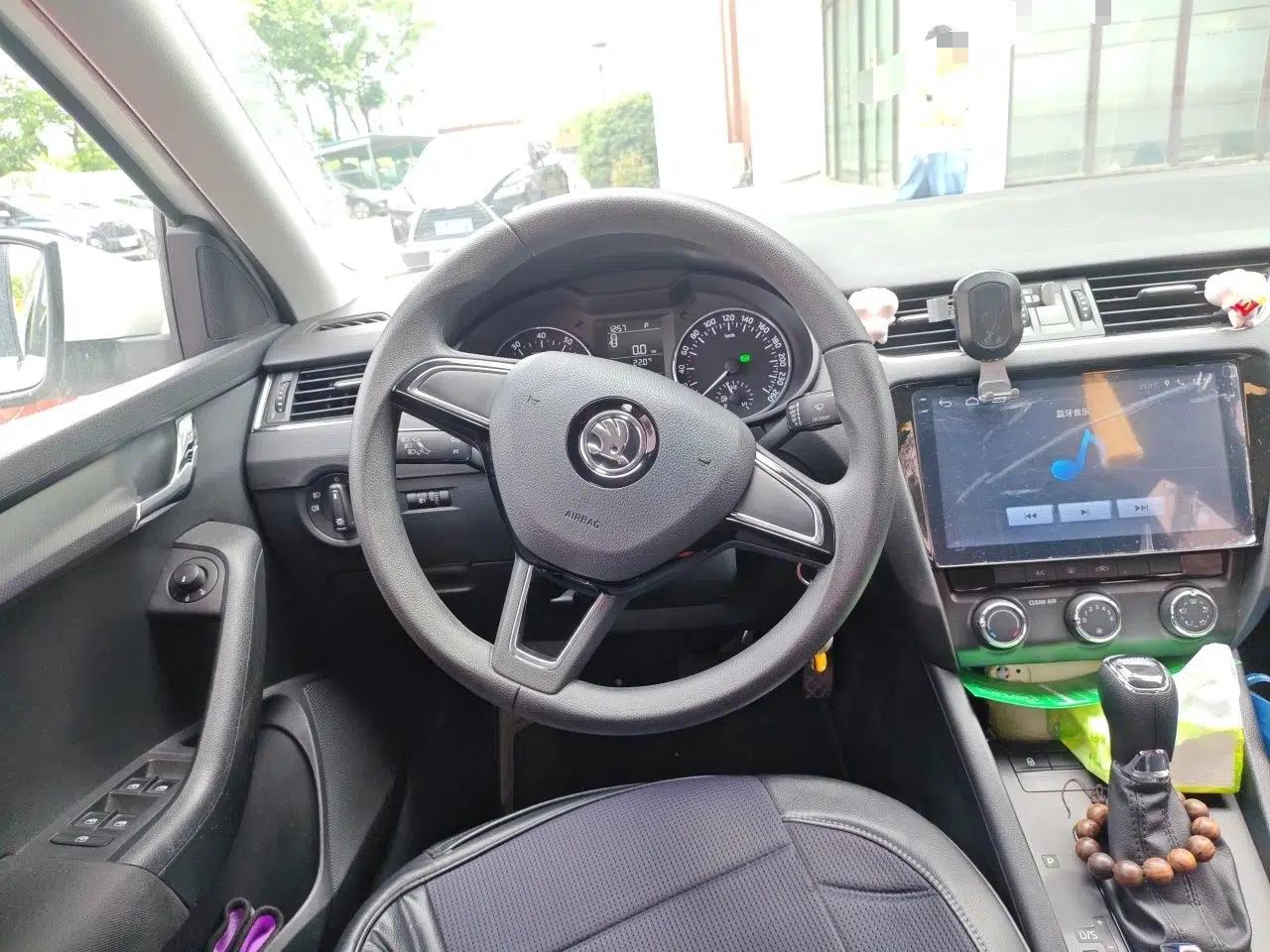 Skoda Octavia 2017 Classic Model 1.6L Automatic Comfort Edition — миниатюра 9