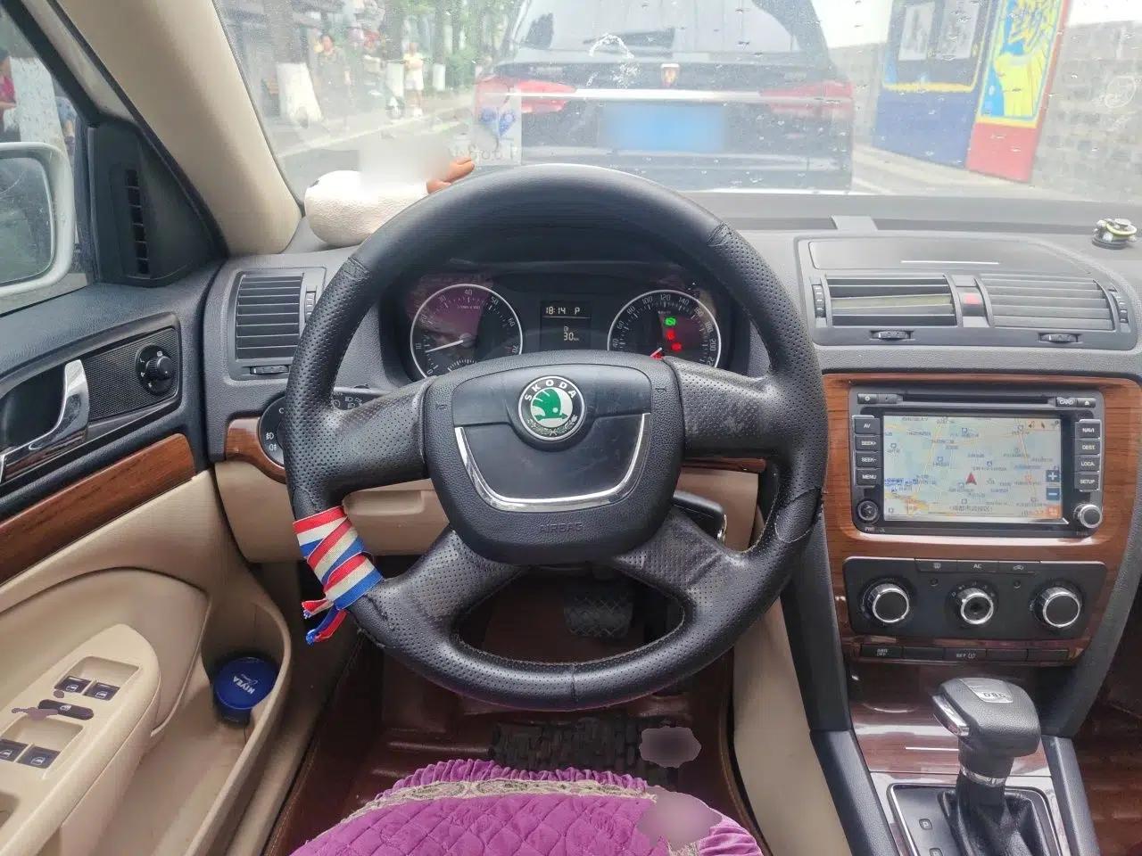 Skoda Octavia 2010 1.4TSI DSG Yijun Edition — миниатюра 11